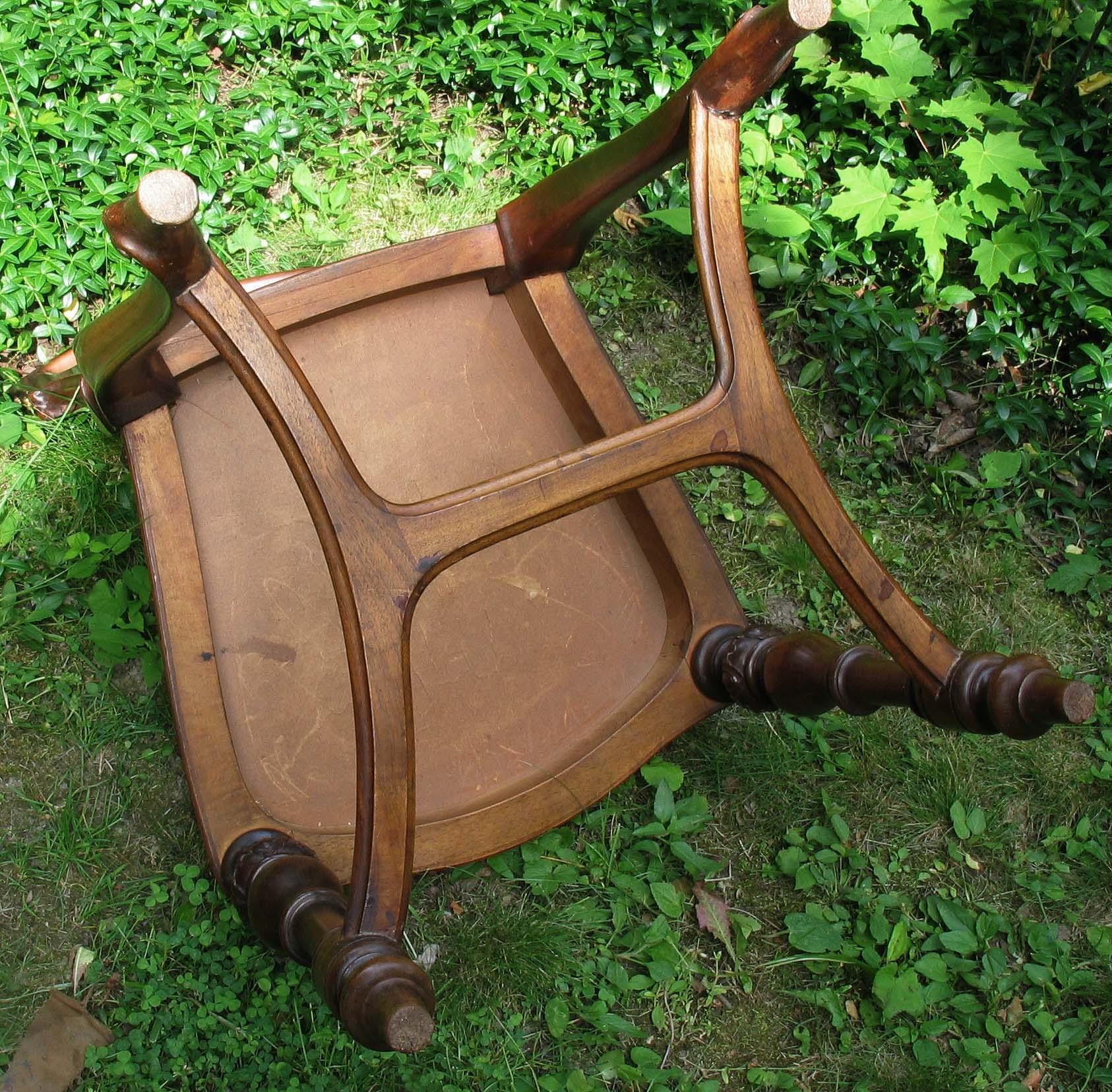 Cinq chaises de salle à manger continentales en noyer sculpté et cuir gaufré de style Revive rococo en vente 1