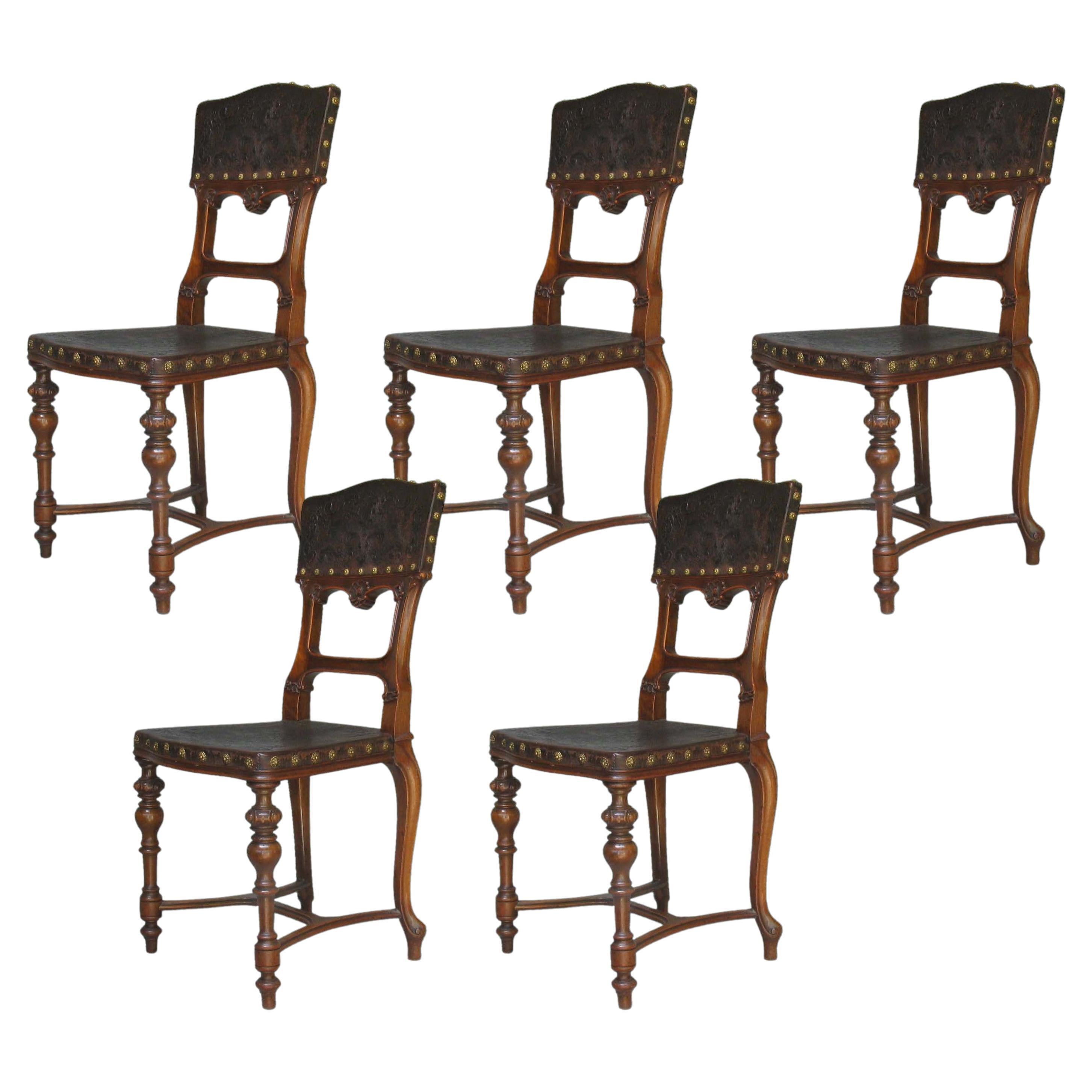 Cinq chaises de salle à manger continentales en noyer sculpté et cuir gaufré de style Revive rococo en vente