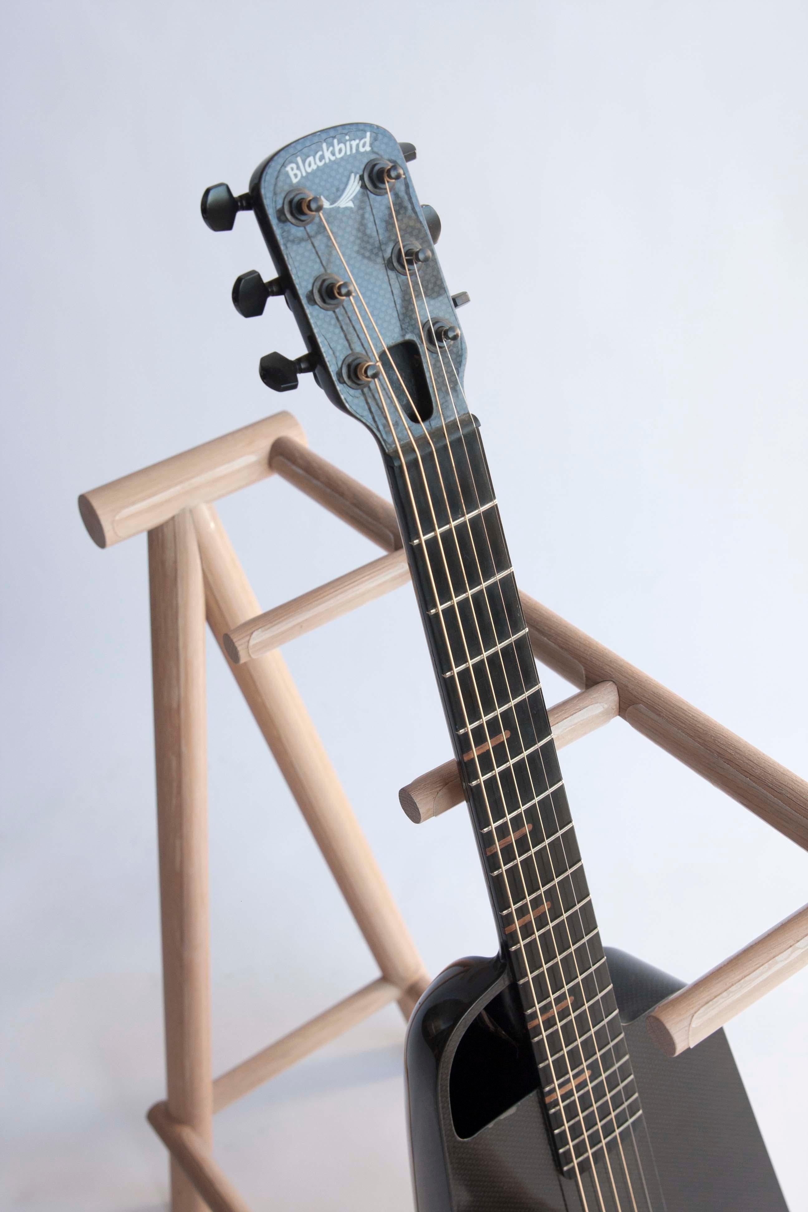 Bois Five Count Guitar Stand in Modern Modern Minimal White Oak (stand de guitare à cinq pièces en chêne blanc) en vente