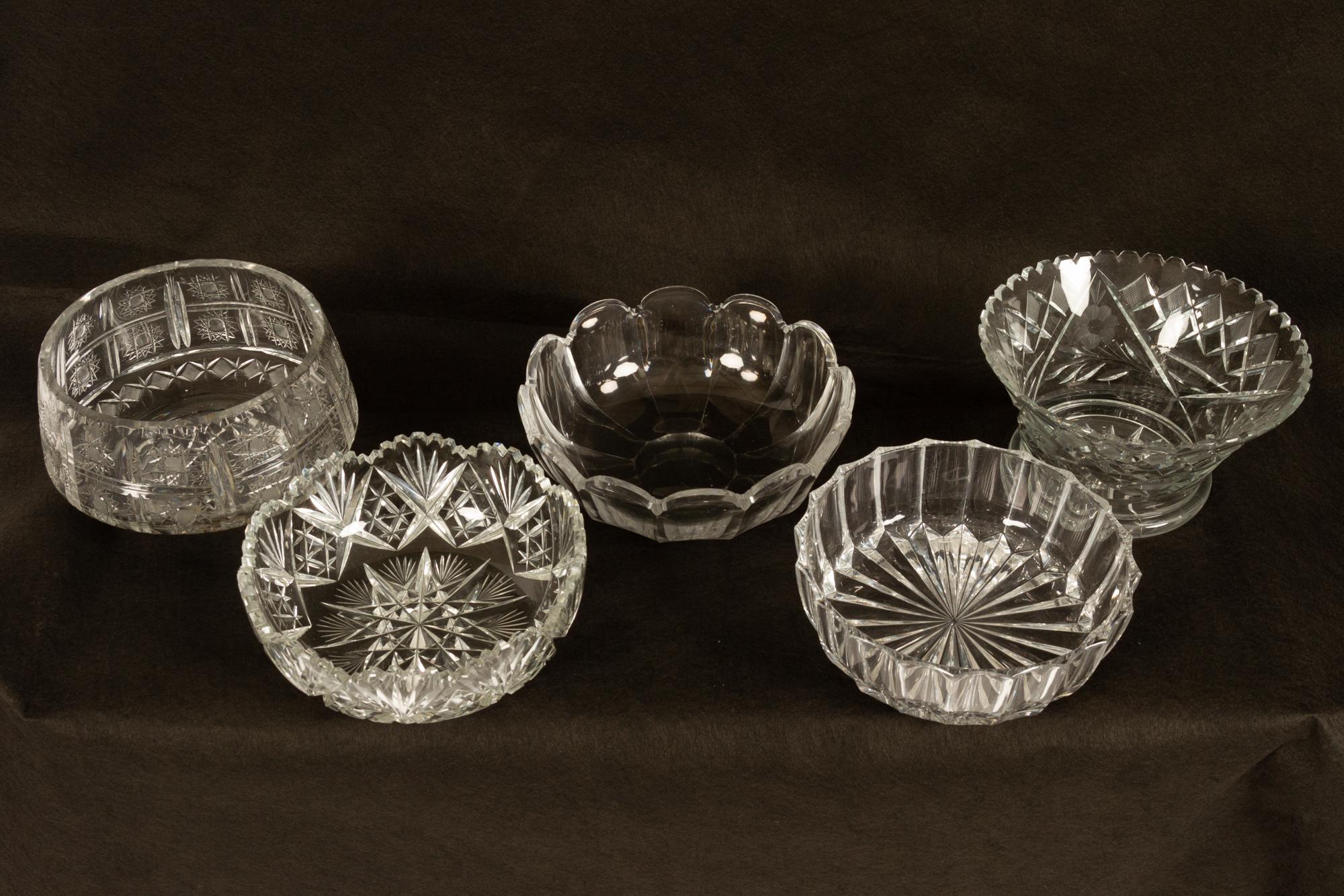 Five beautiful crystal bowls with different cuts.
Measuring between 21 and 31cm in width.
All in good condition with no chips or cracks.