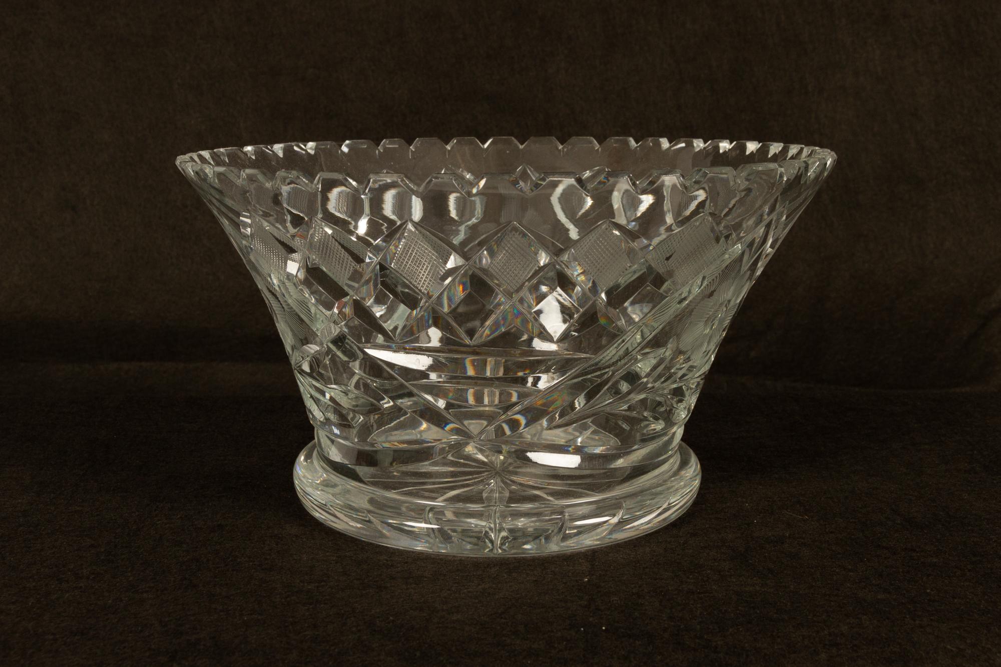 20ième siècle Cinq bols de cristal en vente