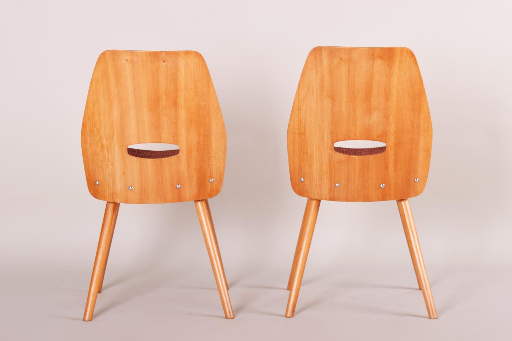 Tissu Cinq chaises de salle à manger tchèques du milieu du siècle, fabriquées dans les années 1950 par Tatra Nbytok, Jirk en vente