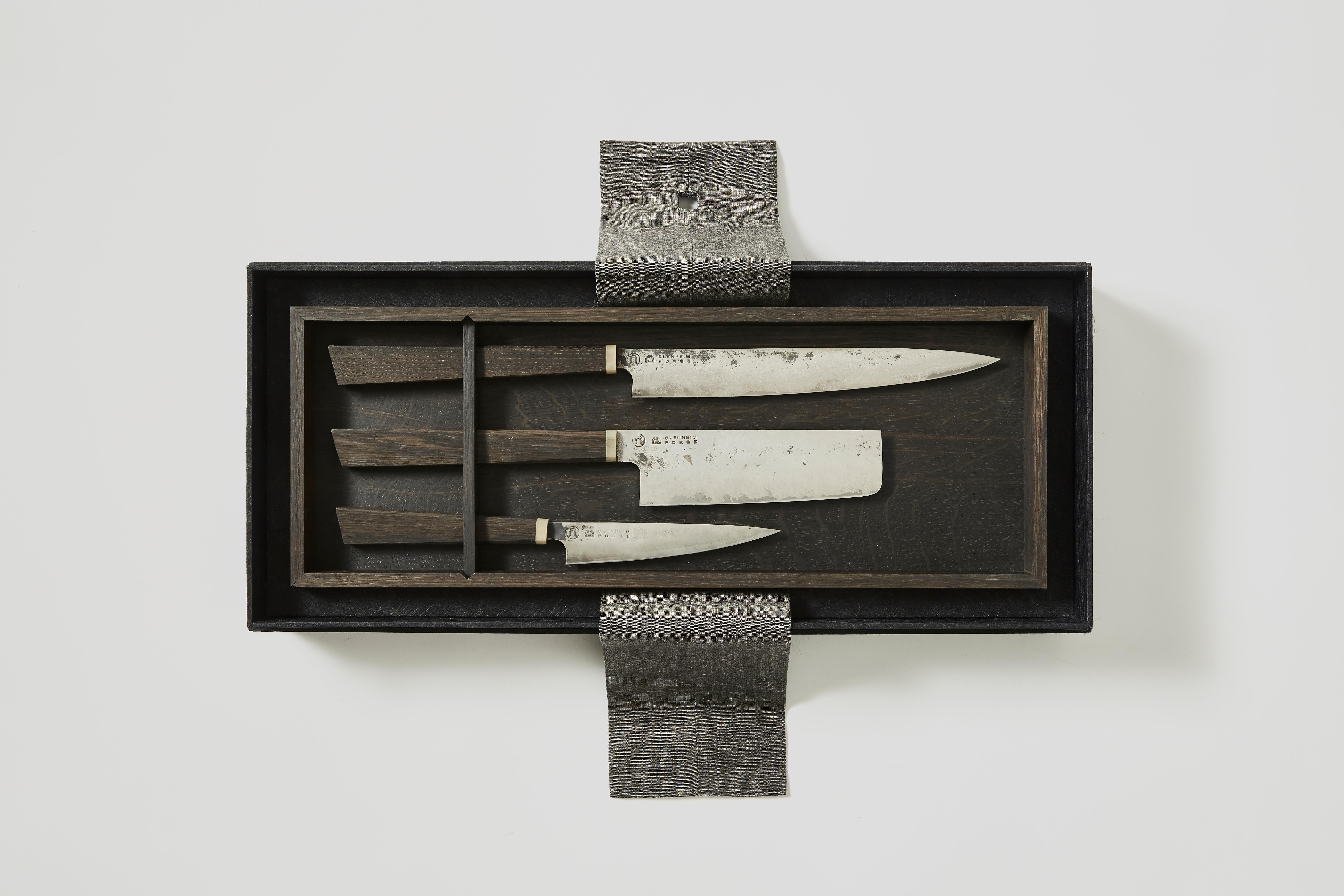 Ensemble de cinq couteaux en acier de Damascus avec boîte d'exposition en chêne de 3000 à 5000 ans en vente 9