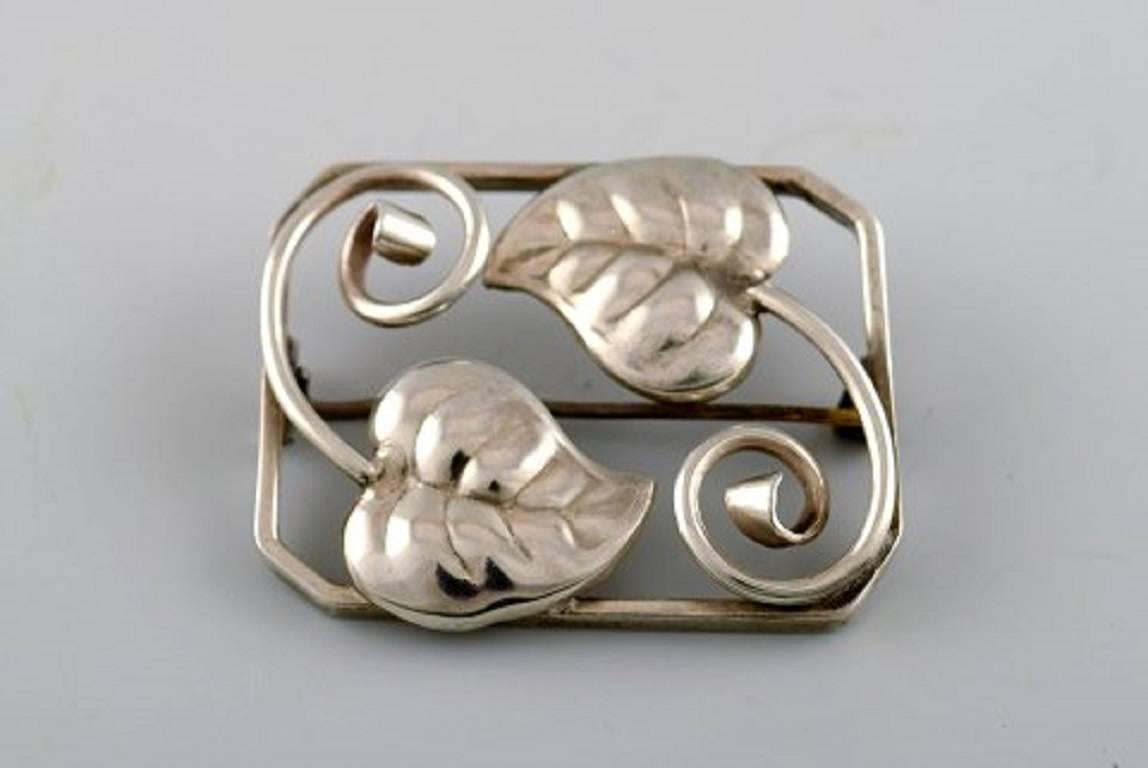 Five Danish art nouveau and art deco brooches, among others by Hugo Grün. Denmark 1920-40s.
Measures: 4 cm. x 3 cm. (Largest)
Stamped.
In very good condition.