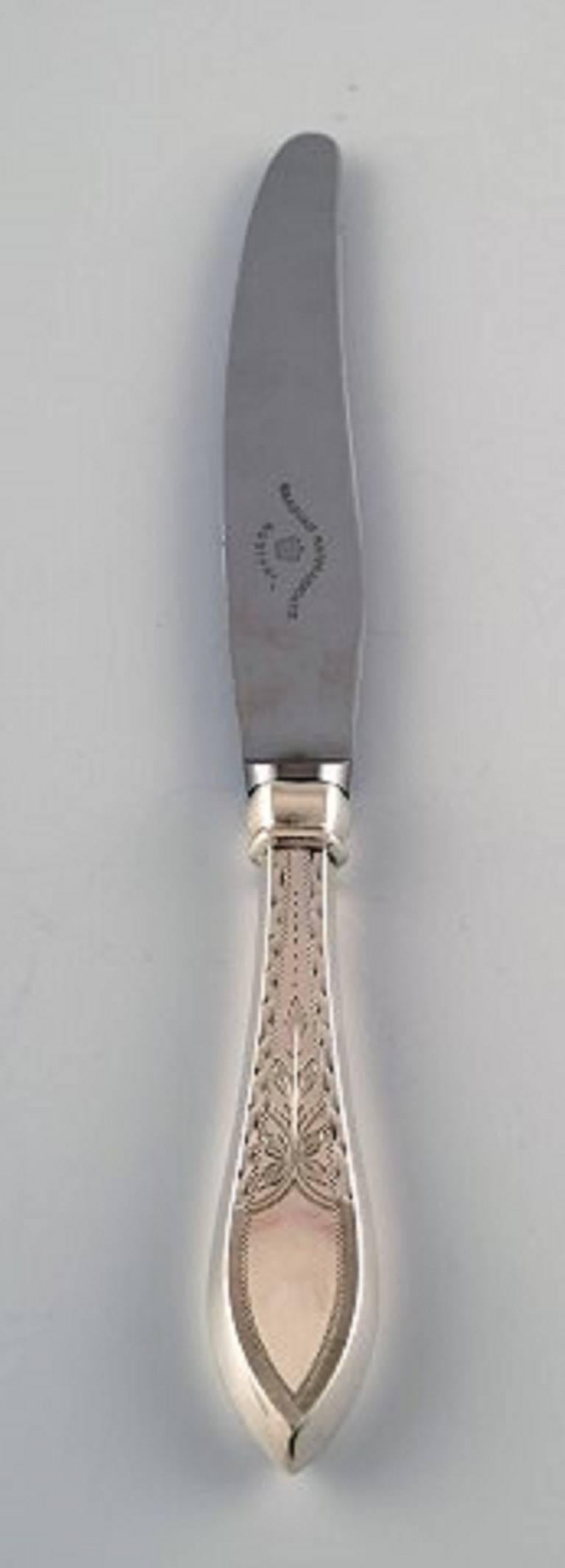 Cinq couteaux de table danois en argent, vers 1920.
Estampillé. 