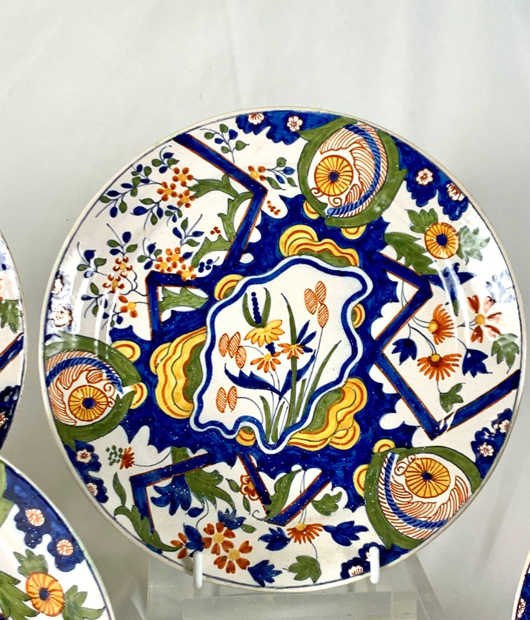 Set di 5 piatti antichi di Delft dipinti a mano nei Paesi Bassi con il motivo del 