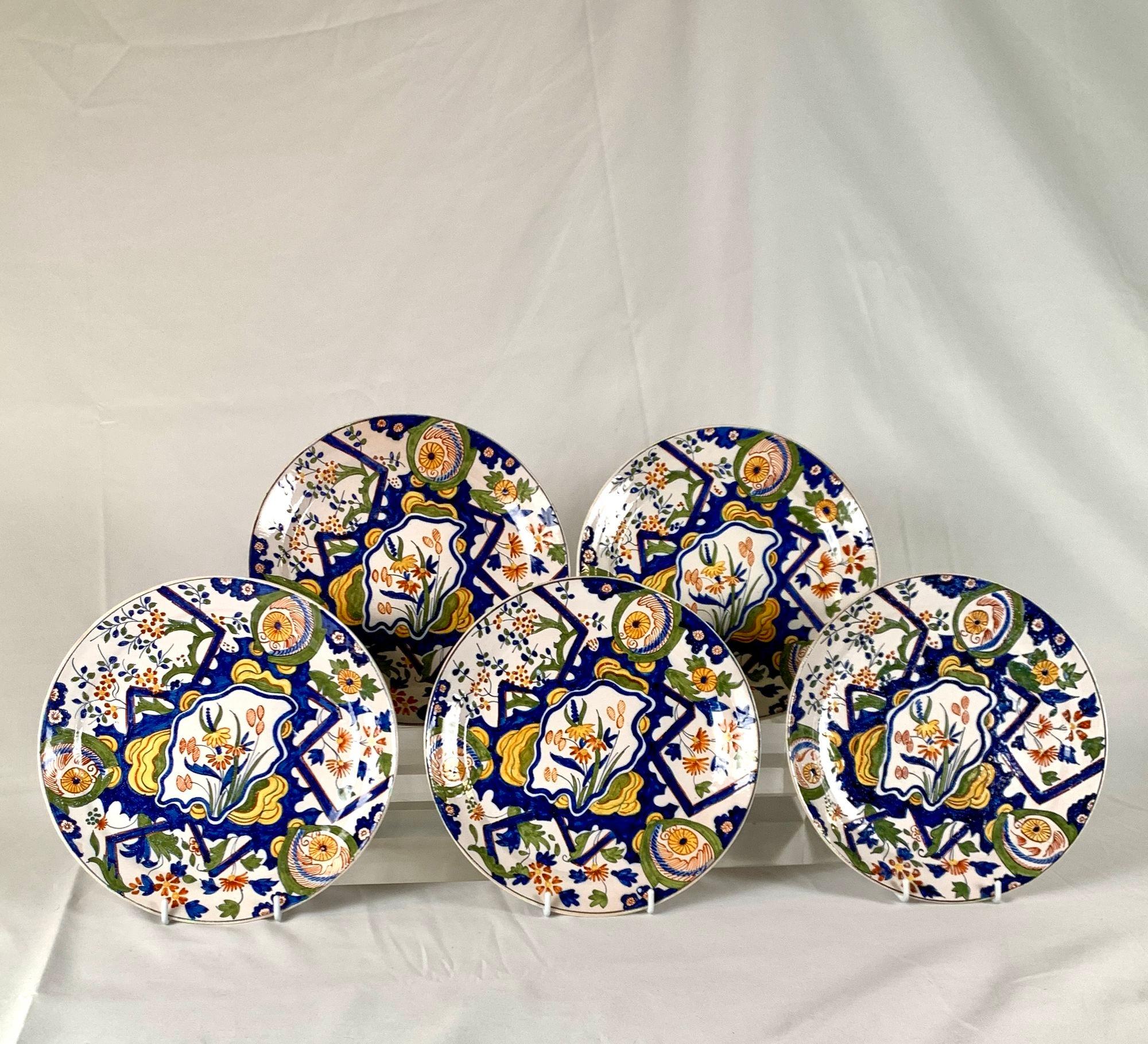 This set of plates has a zigzag pattern, one of the favorite decorations for upscale Dutch Delft in the 18th and 19th centuries.
The hand painted Bliksem 