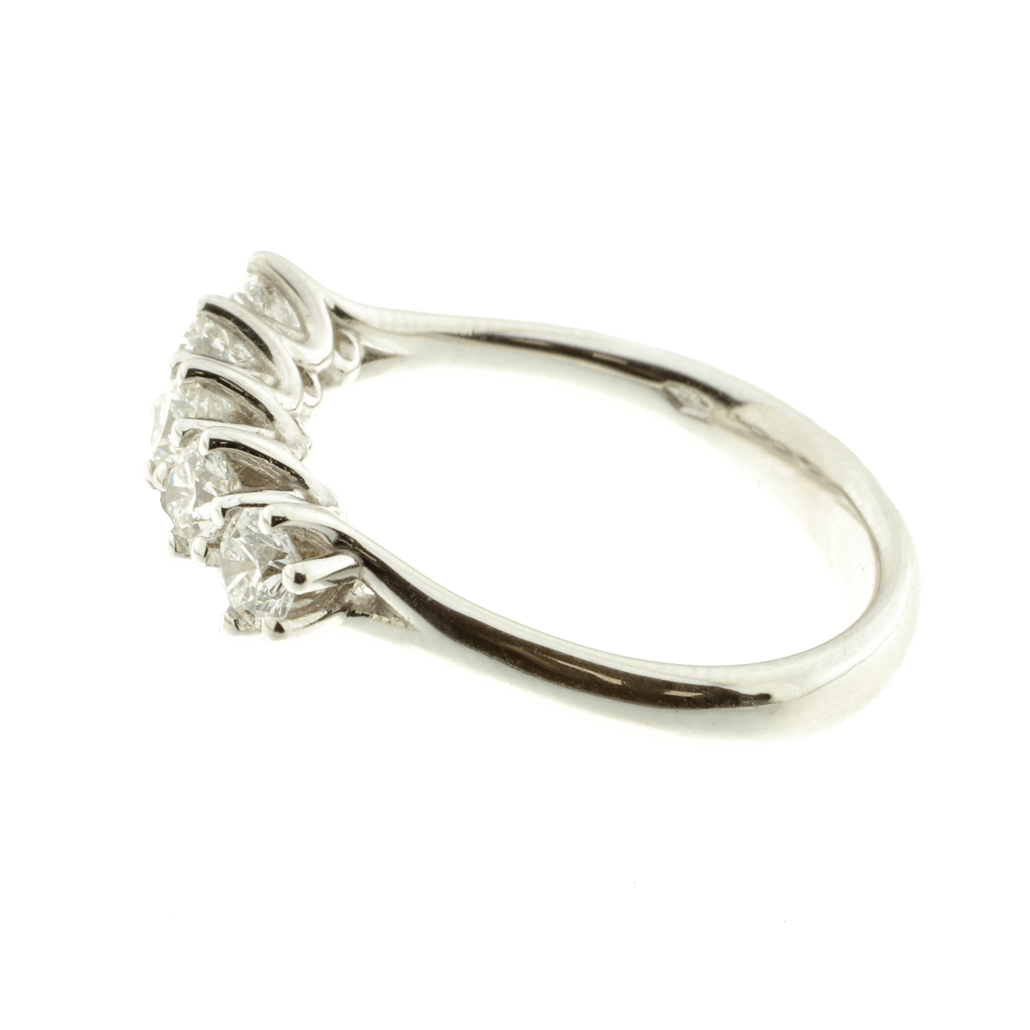 Ein wunderschöner, von Hand gefertigter Ring mit fünf ausgesuchten runden weißen Diamanten. Der Ring ist aus 18 Karat Weißgold. 

Der fotografierte Ring hat die Ringgröße 15 EU / 7,25 US, kann aber auf Anfrage in jeder Größe angefertigt werden.