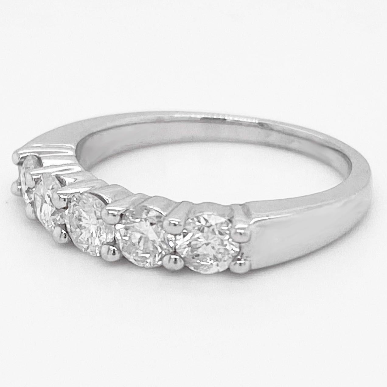 Im Angebot: Fünf-Diamant-Bandring, Weißgold, 1,00 Karat Diamanten, Ehering () 3