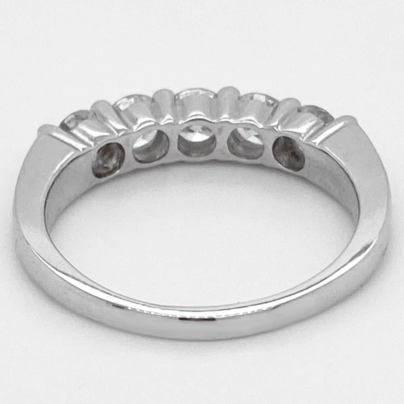 Im Angebot: Fünf-Diamant-Bandring, Weißgold, 1,00 Karat Diamanten, Ehering () 4