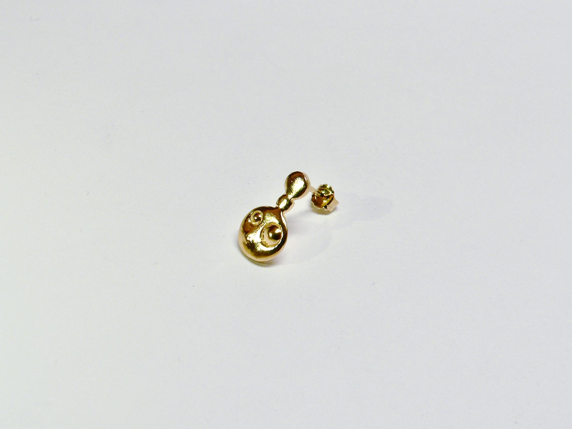 Three dots on the round field is dancing and two more dots on the field.

This single earring is made of Sterling Silver with 18 karat yellow gold plated as one of the Geometry Collection. 

The size is about 17mm length, 10mm width, 14mm depth