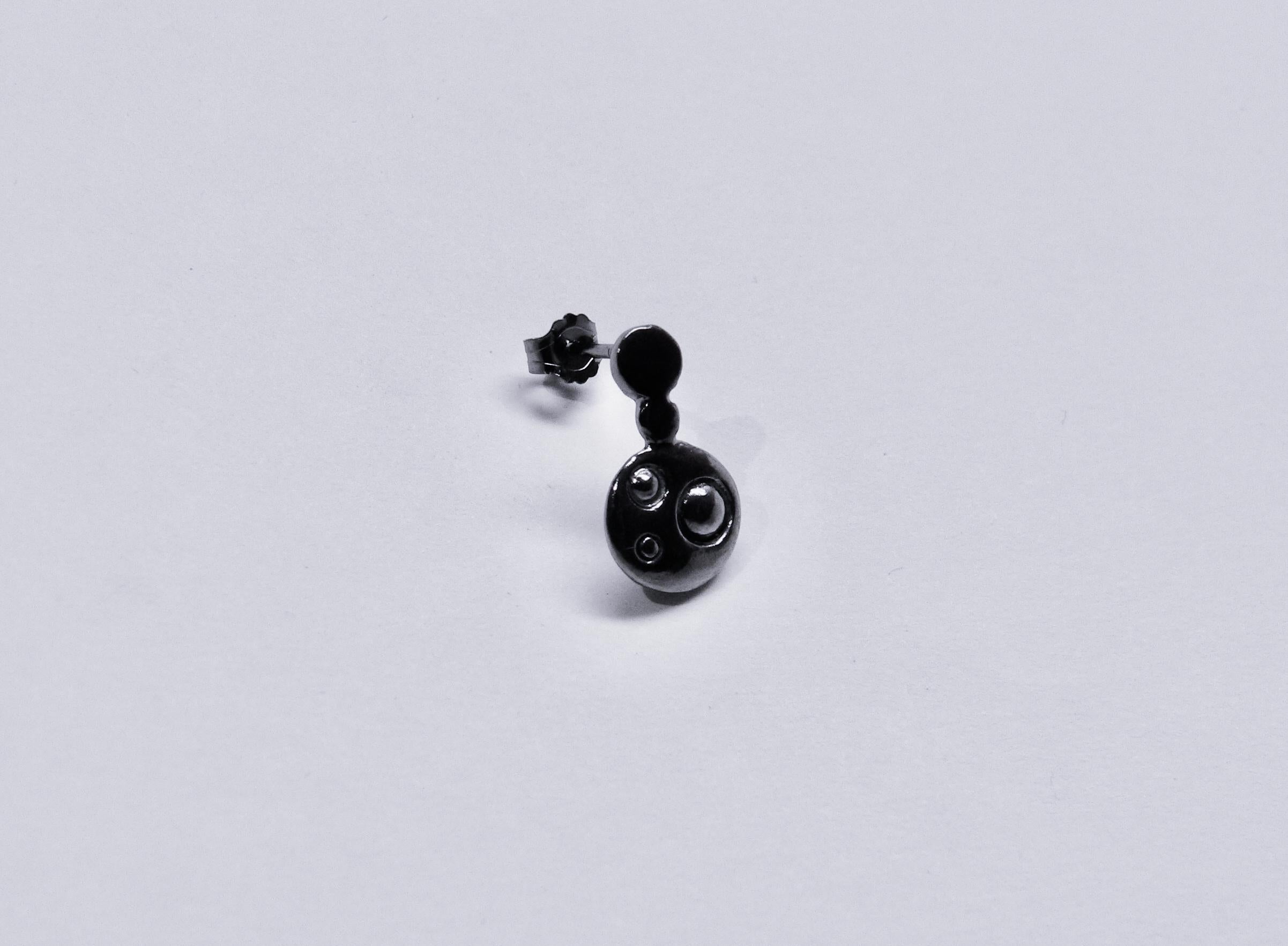 Three dots on the round field is dancing and two more dots on the field.

This single earring is made of Sterling Silver with black rhodium plated as one of the Geometry Collection. 

The size is about 17mm length, 10mm width, 14mm depth (included