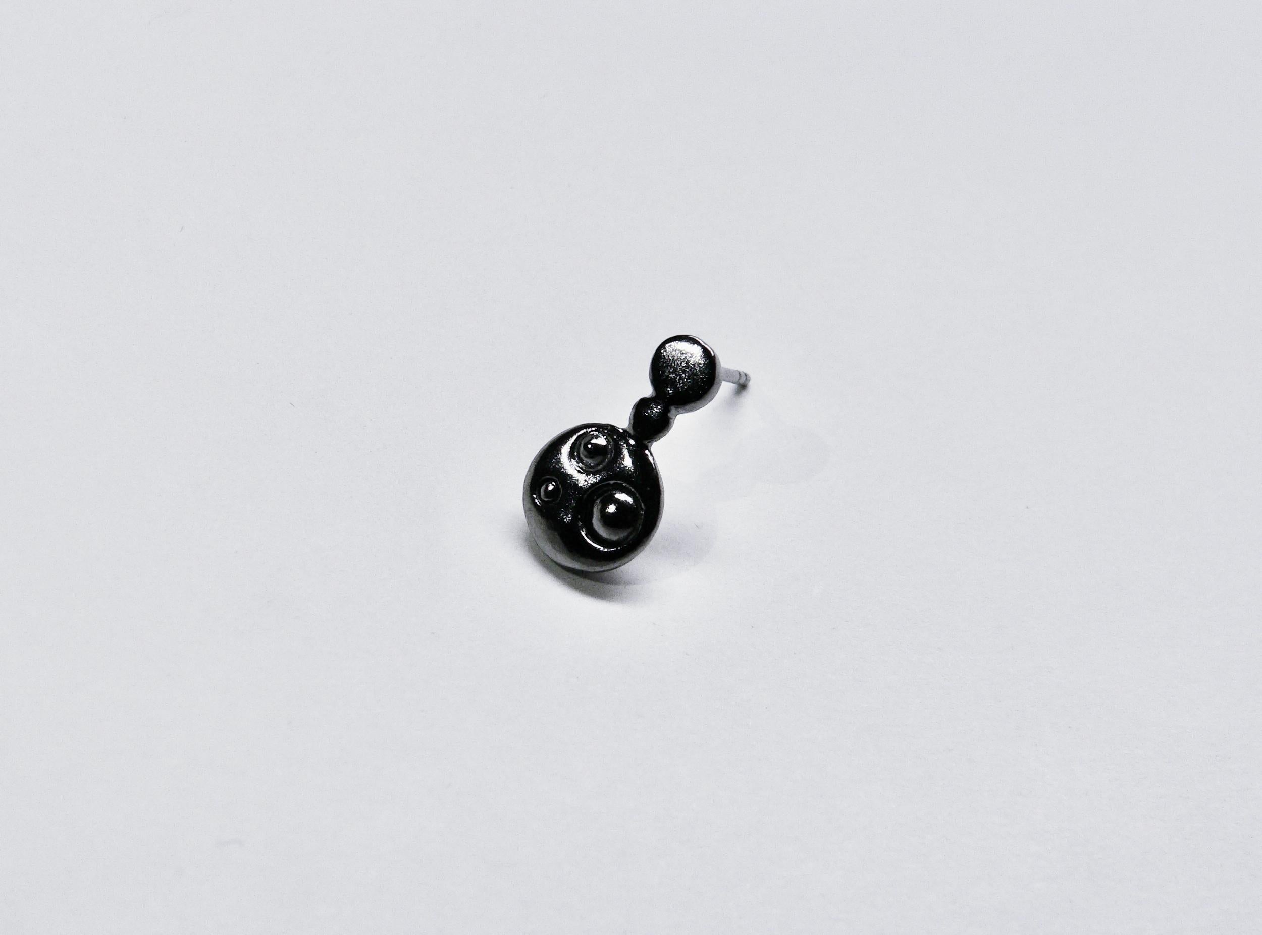 Five Dots Single Stud Earring, Sterling Silver, Black Rhodium-Plated For Sale 2