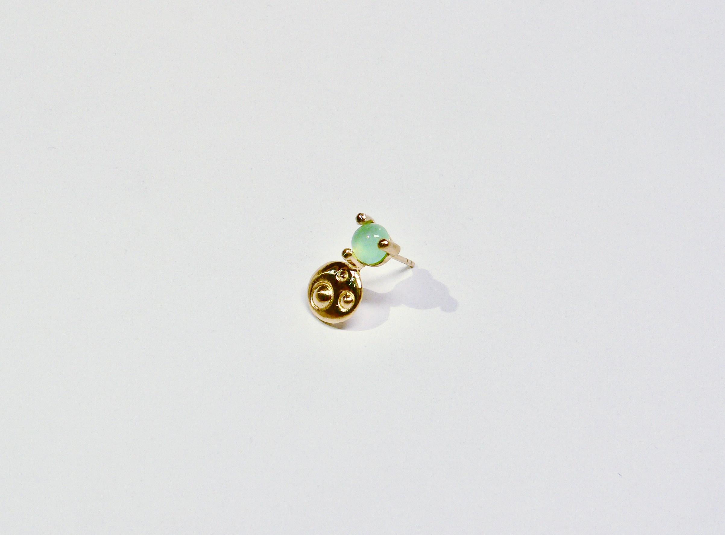 Three dots on the round field is dancing and two more dots on the field. On its top there is a light green round dot Chrysophrase.

This single earring is made of Sterling Silver with 18 karat yellow gold plated as one of the Geometry Collection.