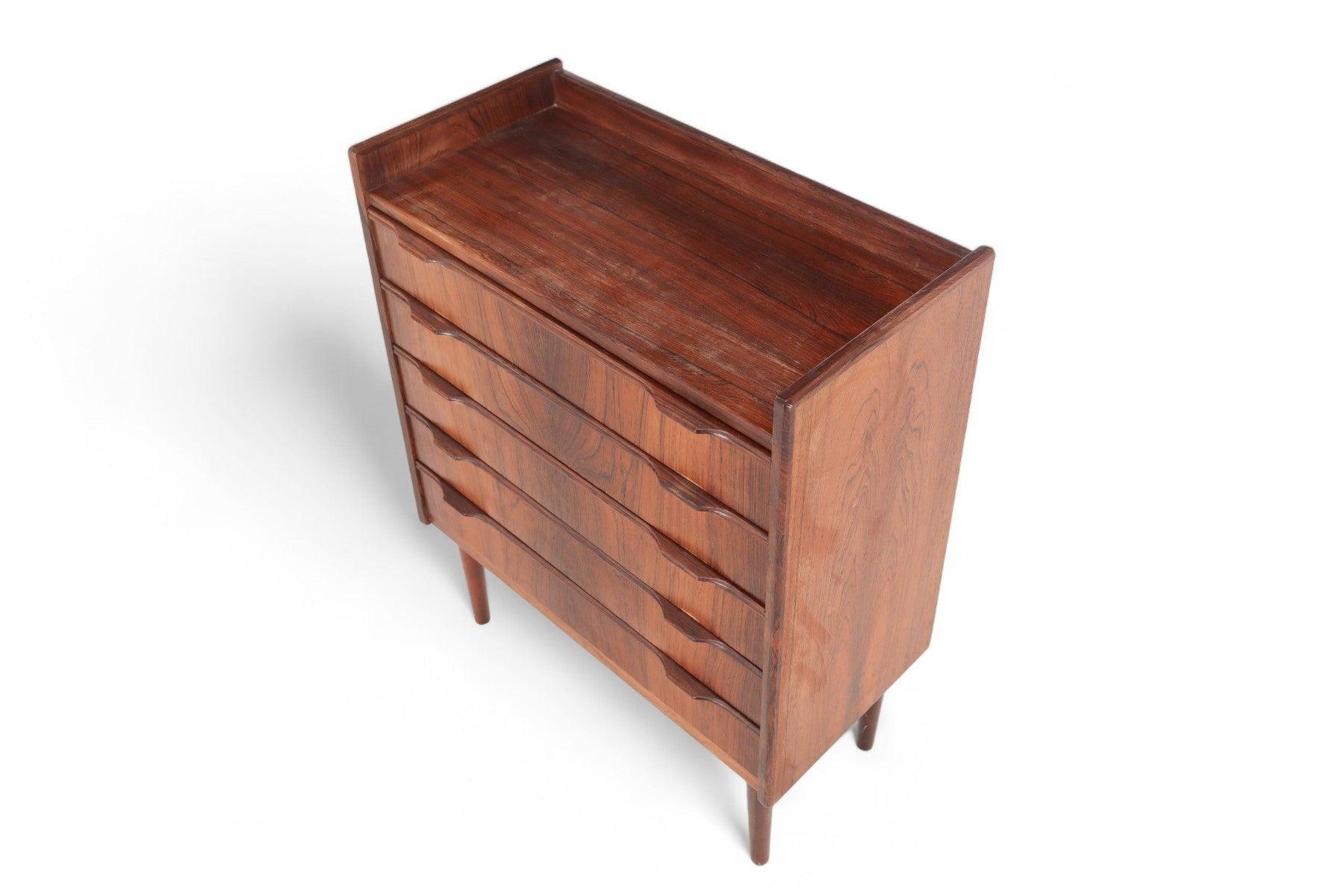 Origine: Danimarca
Designer: Henning Jorgensen
Produttore: Fredericia Møbelfabrik
Epoca: 1959
Materiali: Palissandro
Misure: 23,5