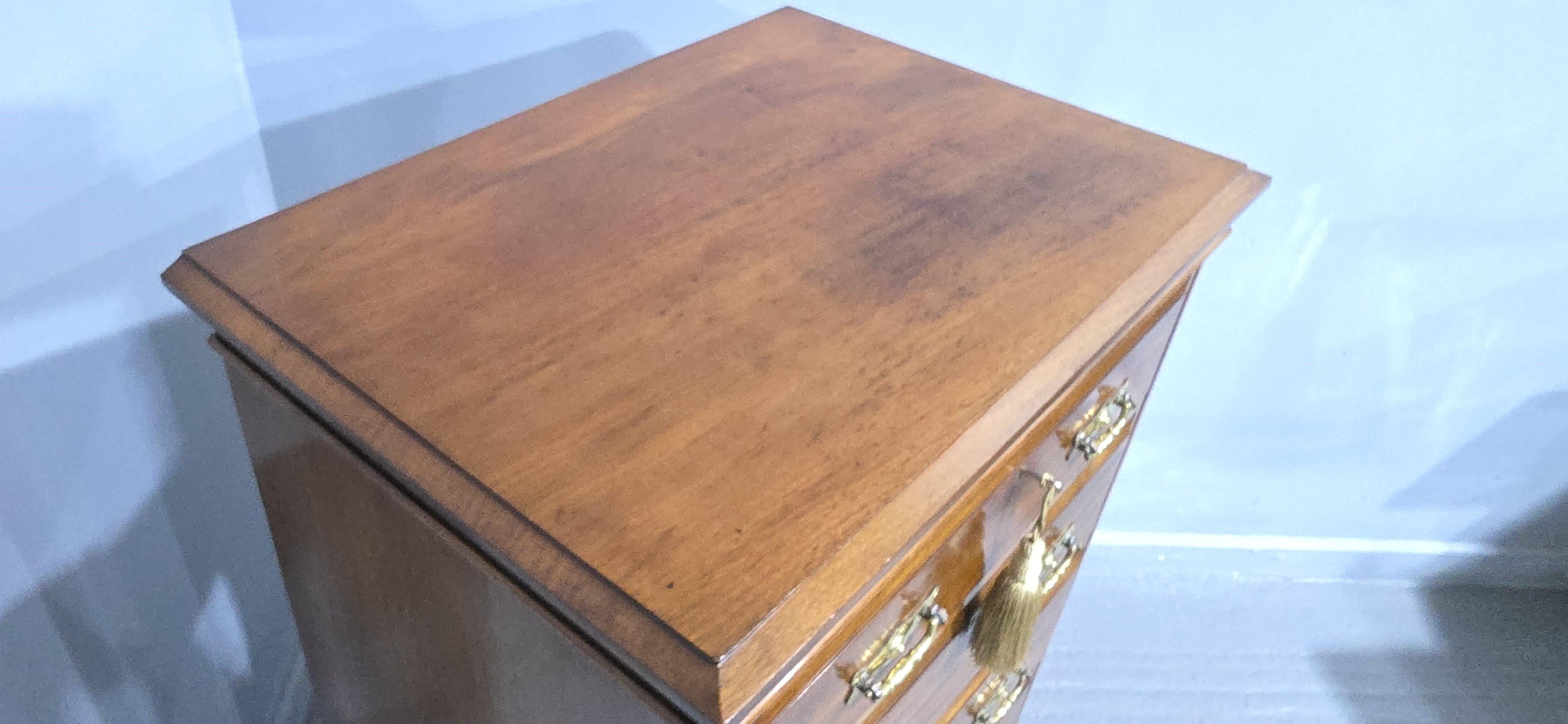 Cassapanca a cinque cassetti in mogano di Maples in vendita 4