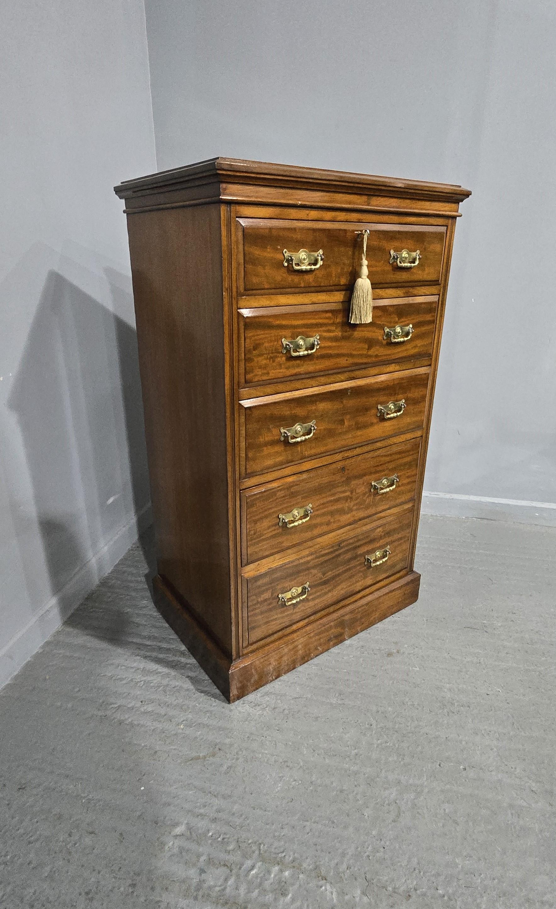 Tardo vittoriano Cassapanca a cinque cassetti in mogano di Maples in vendita