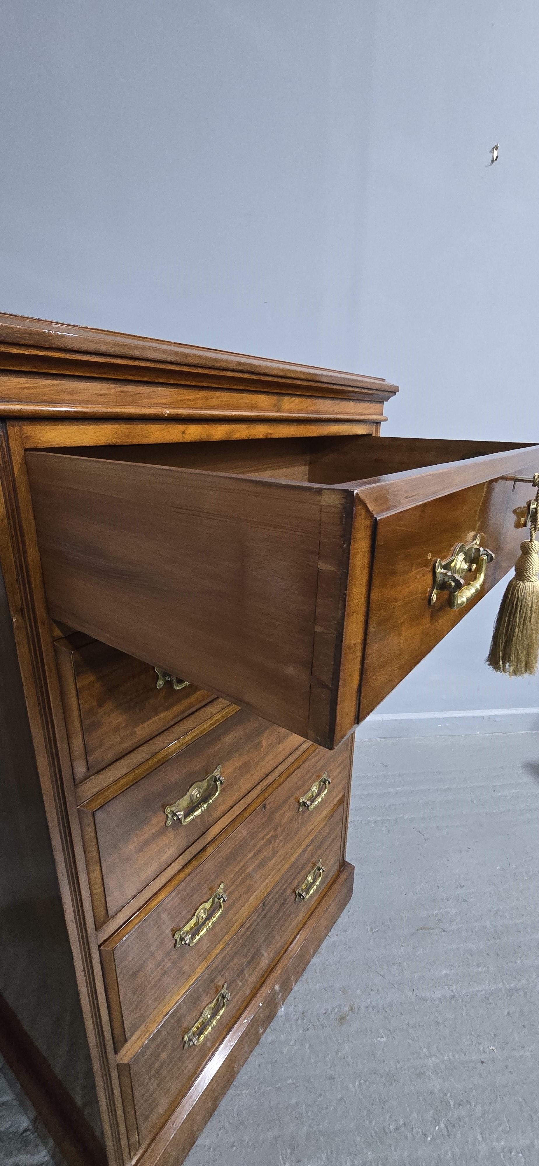 XIX secolo Cassapanca a cinque cassetti in mogano di Maples in vendita