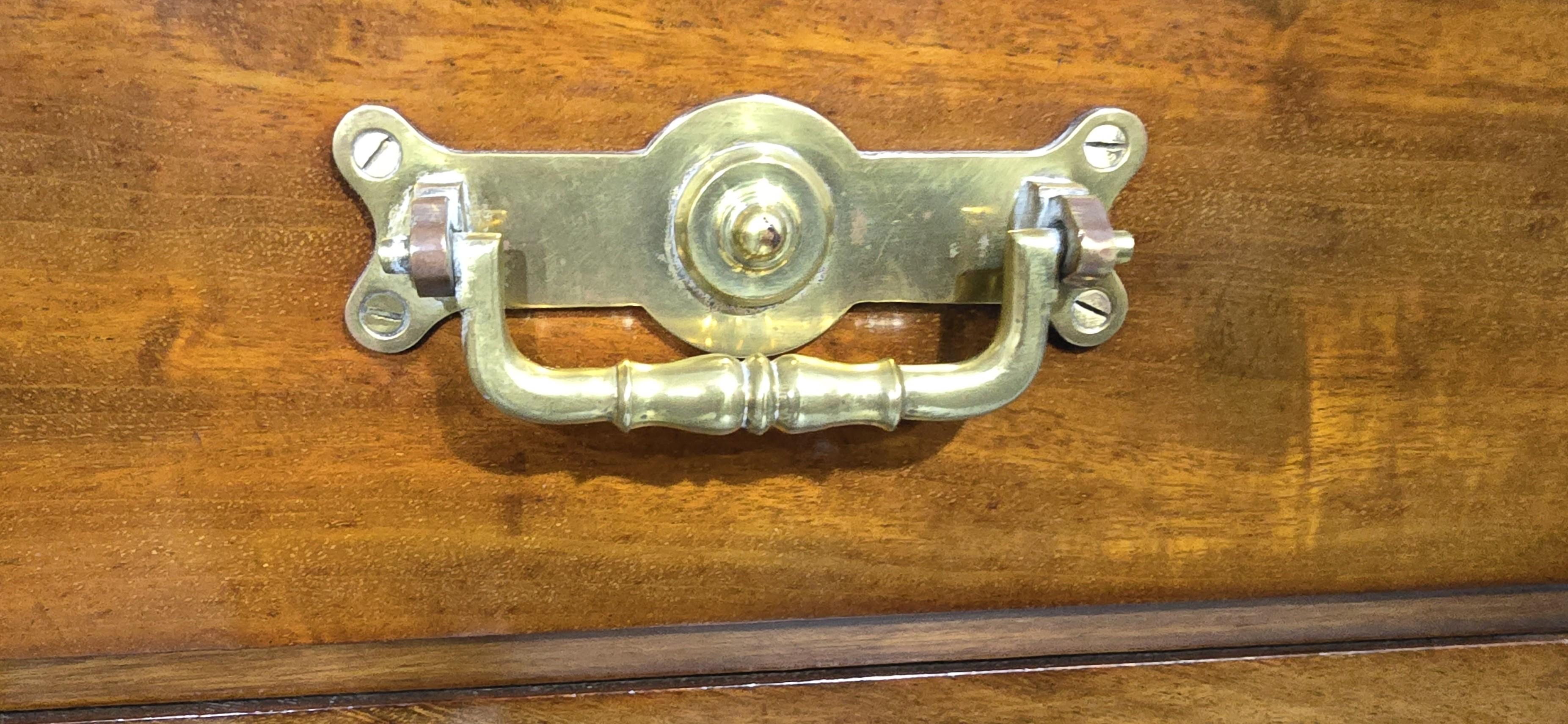 Cassapanca a cinque cassetti in mogano di Maples in vendita 2