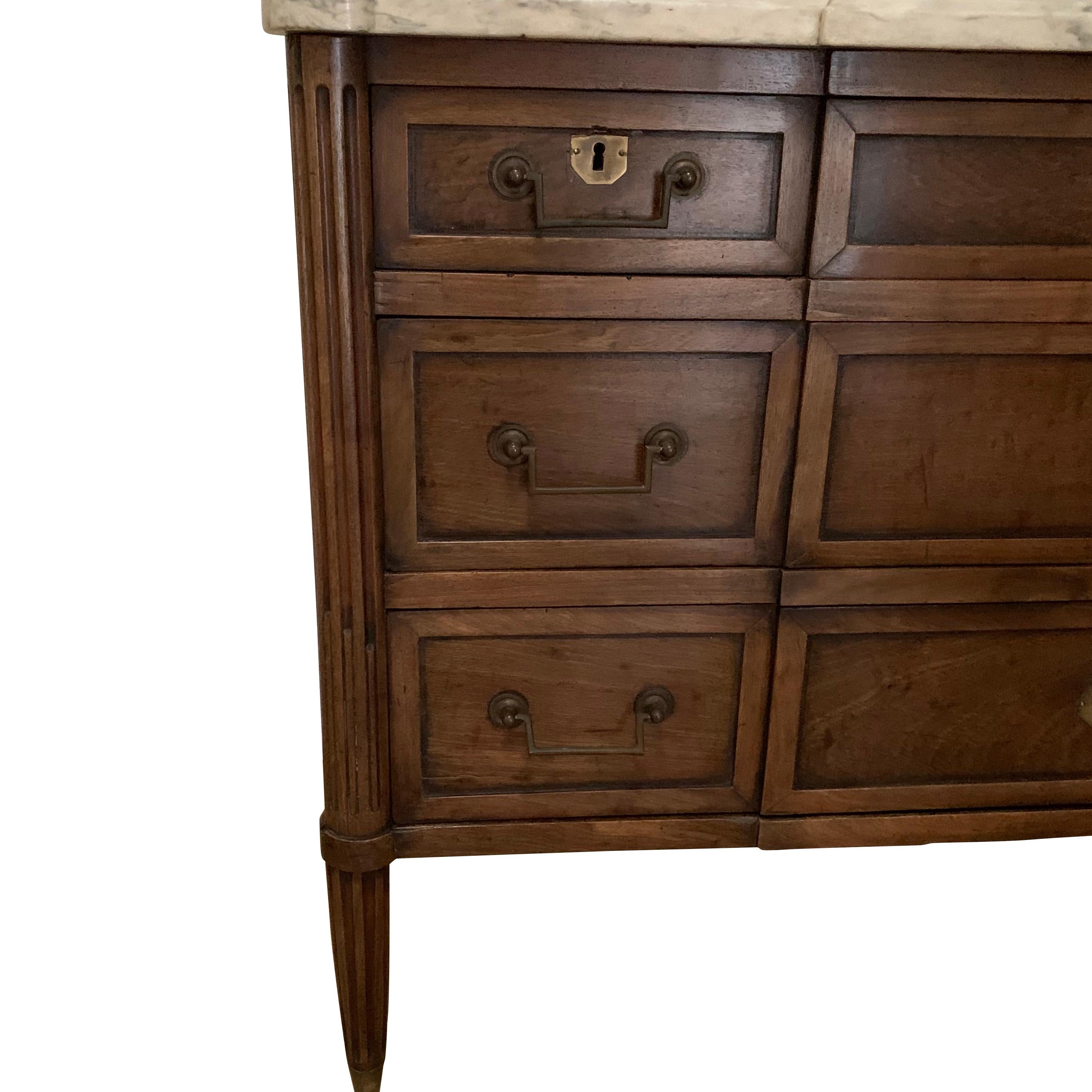 18th century French five-drawer walnut wood bureau with original marble top.
Three top drawers. The two lower drawers appear as three drawers each but are actually one.
Rounded front corners also shape the marble top
Reed and fluted leg details