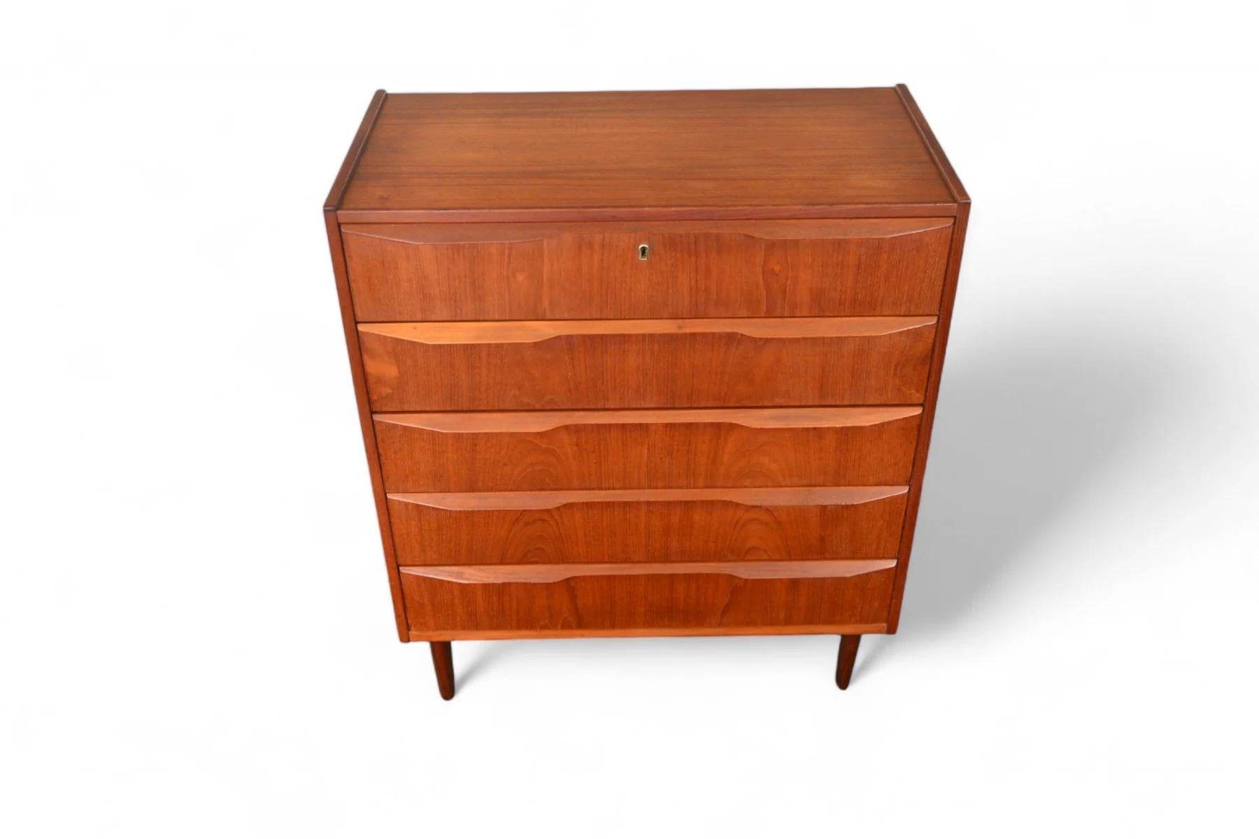 Origine: Danimarca
Designer: G Tibergaard Nielsen
Produttore: Tibergaard
Epoca: anni '60
Materiali: Teak
Misure: 31,5″ di larghezza x 16,5″ di profondità x 37″ di altezza