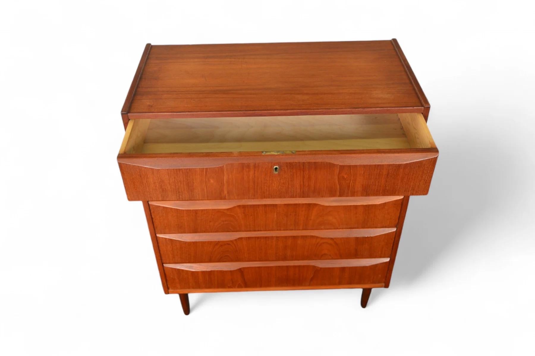 Mid-Century moderno Comò a cinque cassetti Tibergaard Highboy in teak in vendita
