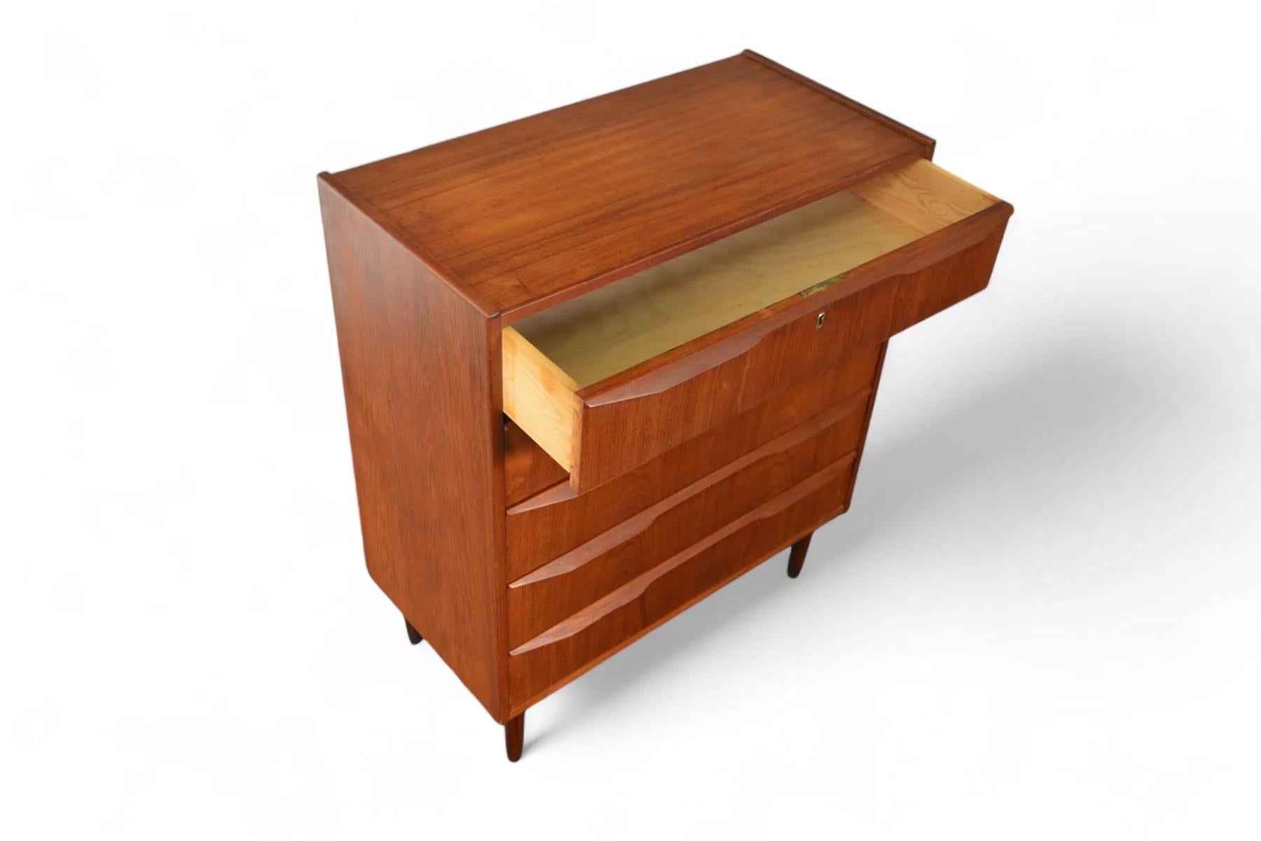 Danese Comò a cinque cassetti Tibergaard Highboy in teak in vendita