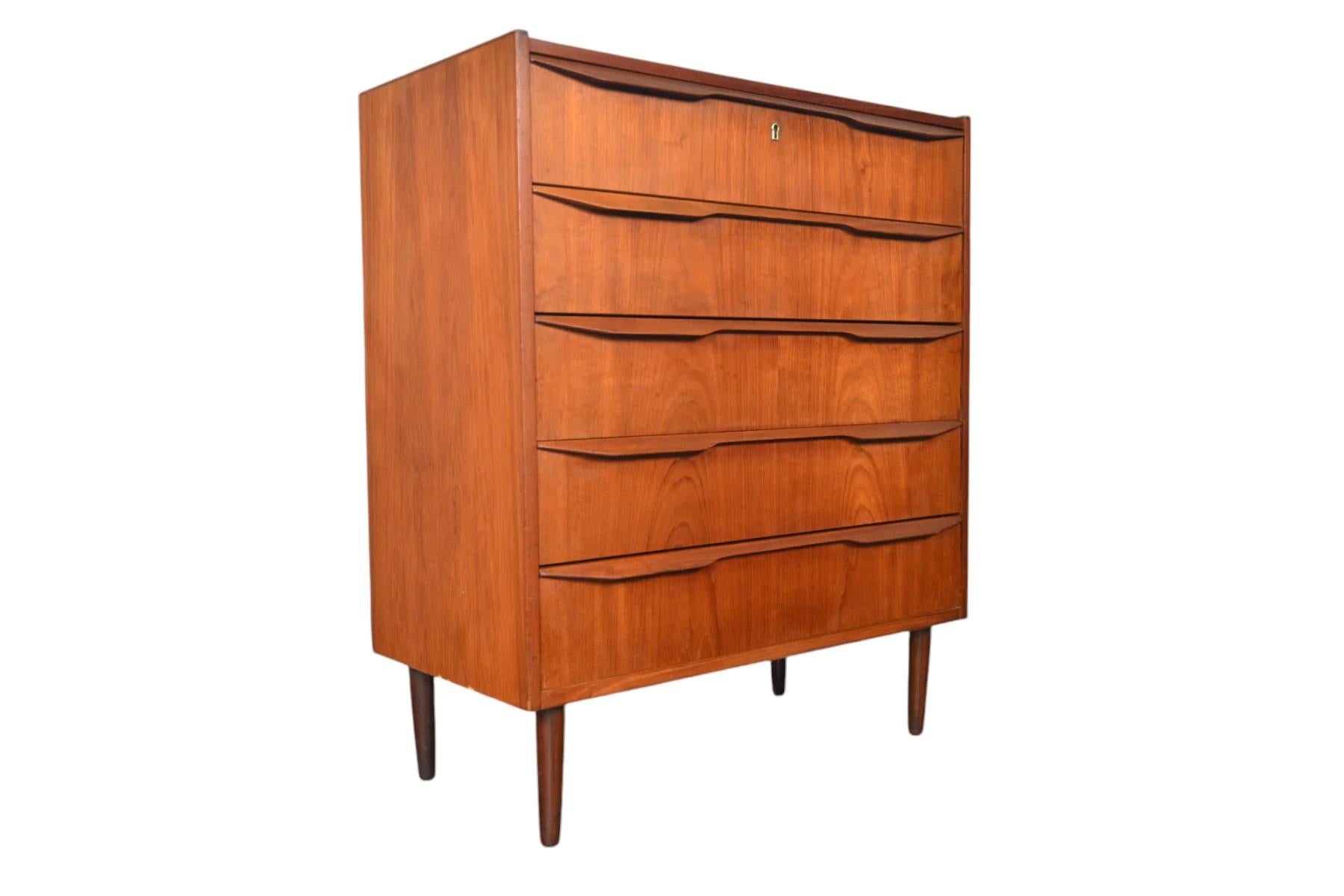 XX secolo Comò a cinque cassetti Tibergaard Highboy in teak in vendita