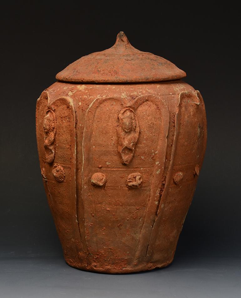 Chinese pottery lotus jar.

Age: China, Five Dynasties, A.D.907 - 960
Size: Height 24.8 cm. / width 18.2 cm.
Condition: Well-preserved old burial condition overall with some amount of soil adhering (some abrasions and wearings on the piece due to