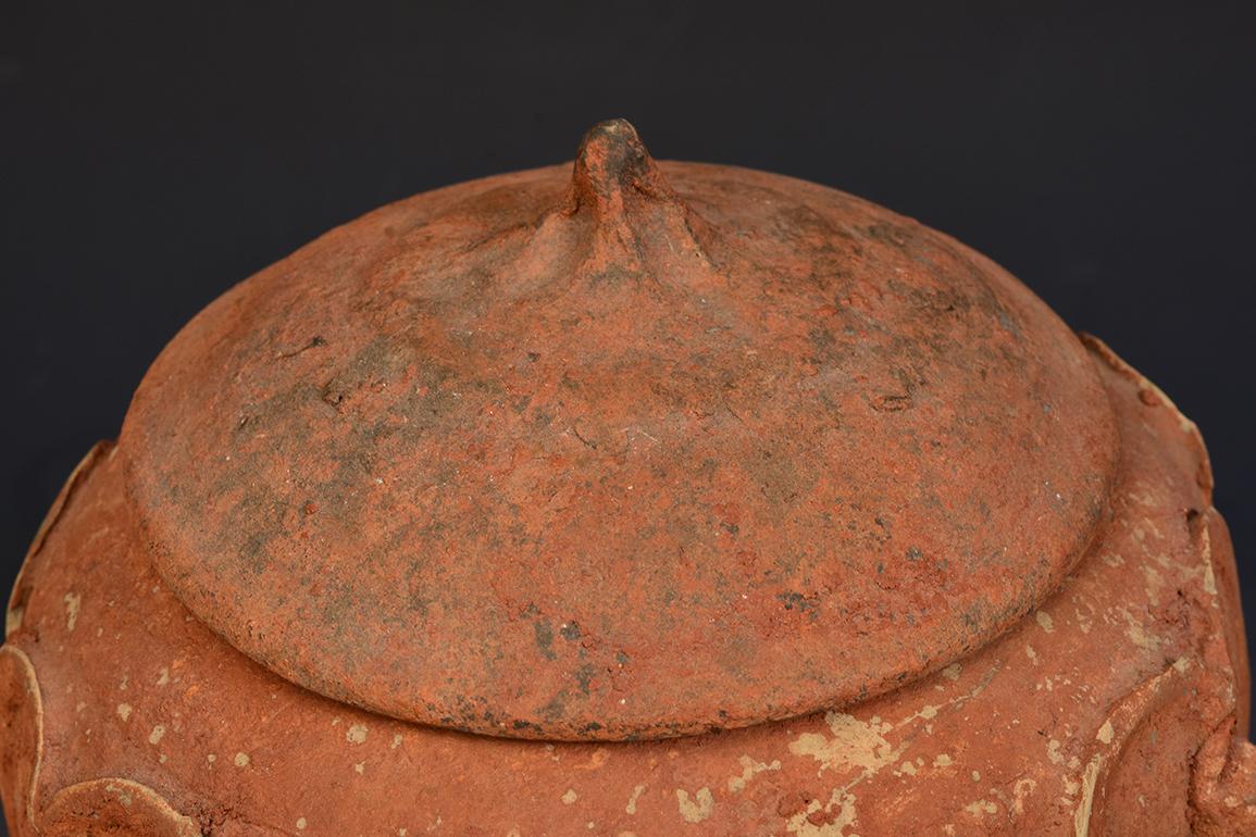 Fünf Dynastie- Lotusgefäß, antikes chinesisches Keramikgefäß (Handgeschnitzt) im Angebot
