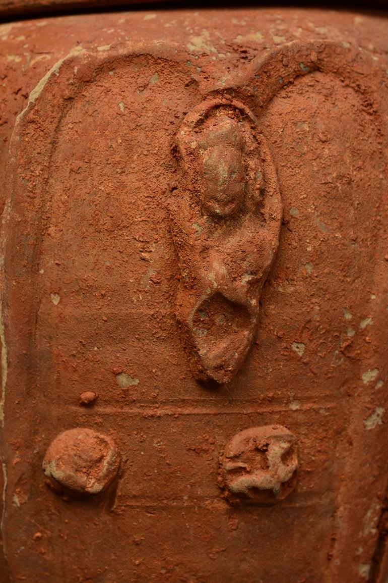Fünf Dynastie- Lotusgefäß, antikes chinesisches Keramikgefäß im Zustand „Gut“ im Angebot in Sampantawong, TH