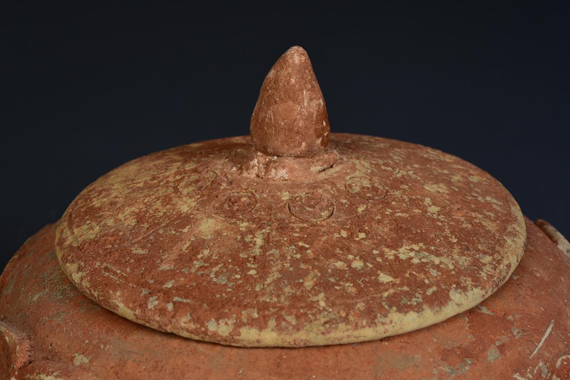 Five Dynasties, Antique Chinese Pottery Lotus Jar In Good Condition For Sale In Sampantawong, TH