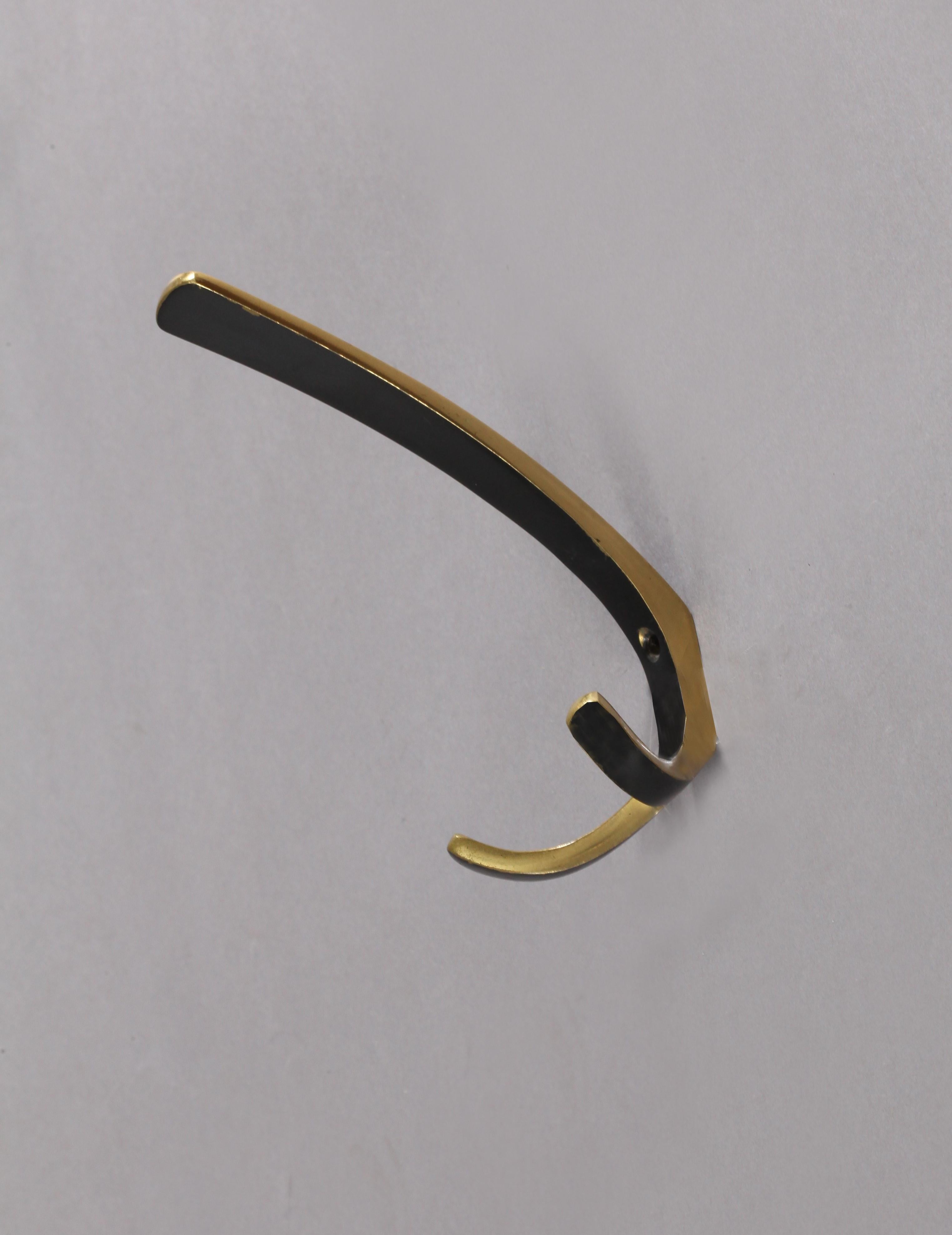 Five simple and elegant wall-mounted brass hooks, with a contrasting faux patina. Having a large upper hook and two small lower hooks.
Vienna, 1950.
Measures: Height 6 inch (16cm) x width 3 inch (7cm) x depth 4 inch (11cm).