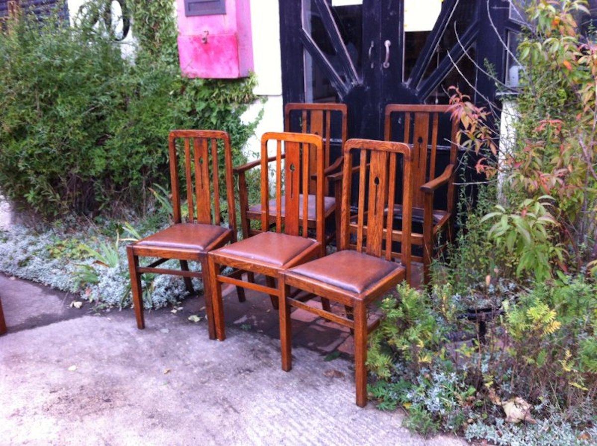 Dans le style de Liberty and Co.
Un ensemble de cinq chaises de salle à manger en chêne de style Arts & Crafts anglais, comprenant deux fauteuils et trois simples, tous avec des détails floraux stylisés découpés sur les dossiers.
La hauteur du