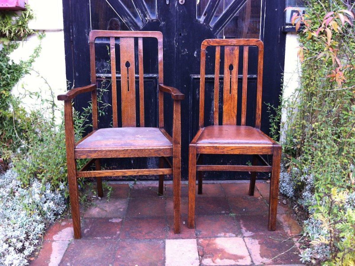Arts and Crafts Cinq chaises de salle à manger anglaises Arts & Crafts en chêne avec détails floraux stylisés simples en vente