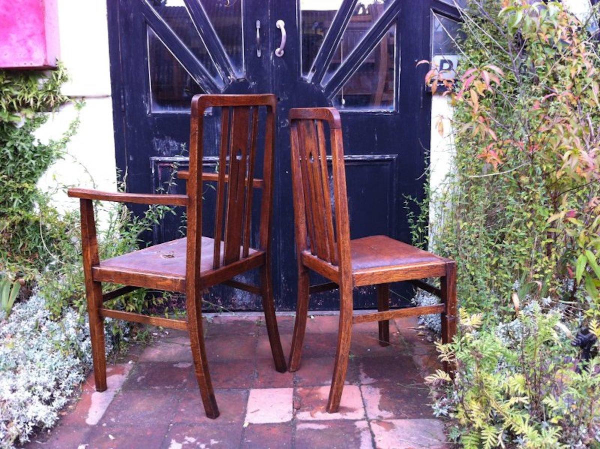 Anglais Cinq chaises de salle à manger anglaises Arts & Crafts en chêne avec détails floraux stylisés simples en vente
