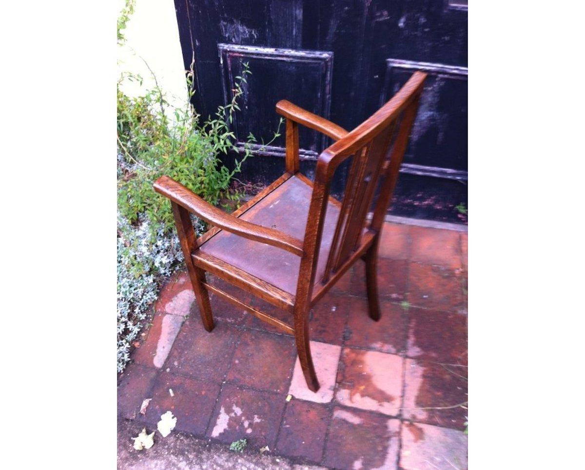 Fait main Cinq chaises de salle à manger anglaises Arts & Crafts en chêne avec détails floraux stylisés simples en vente