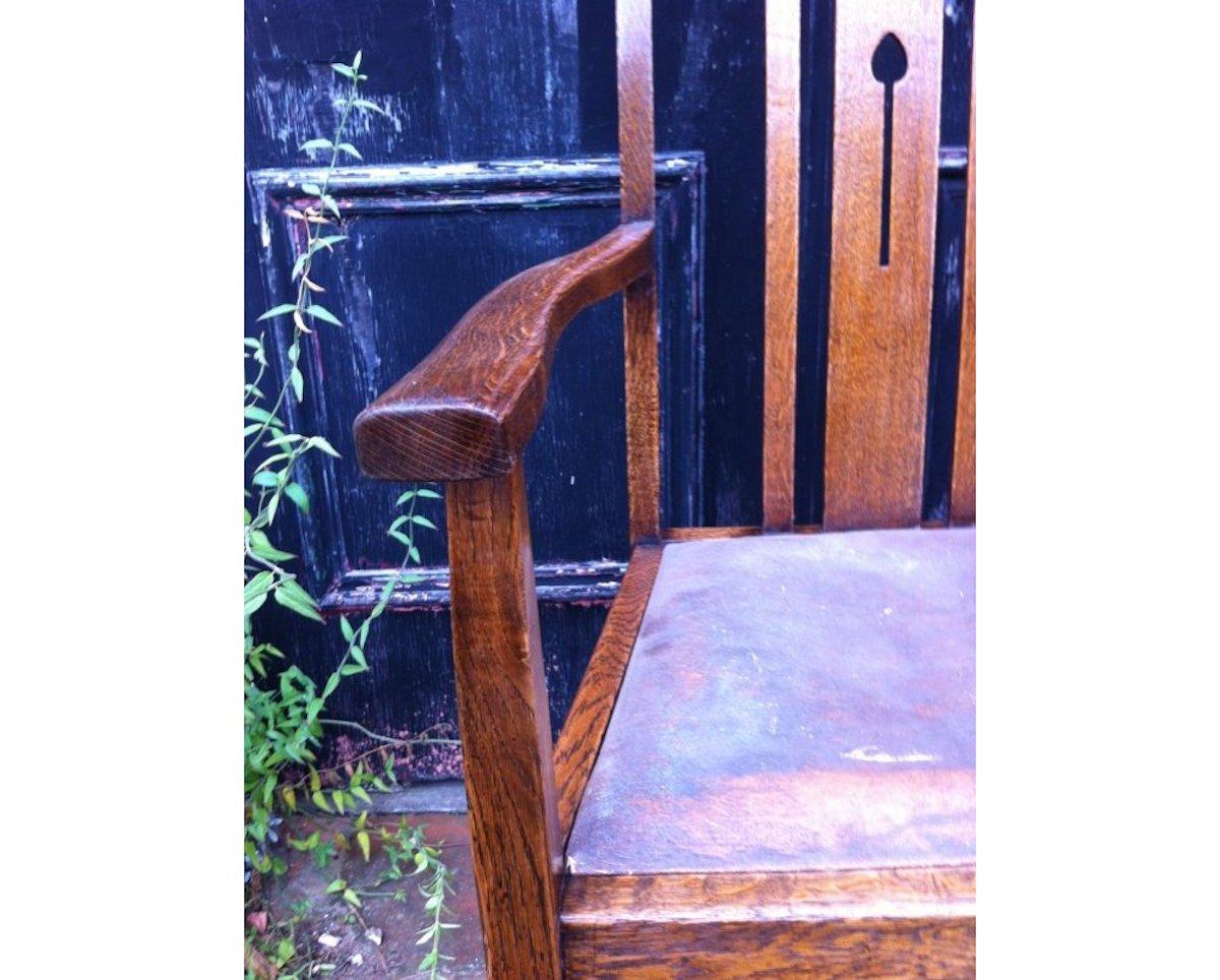 Début du 20ème siècle Cinq chaises de salle à manger anglaises Arts & Crafts en chêne avec détails floraux stylisés simples en vente