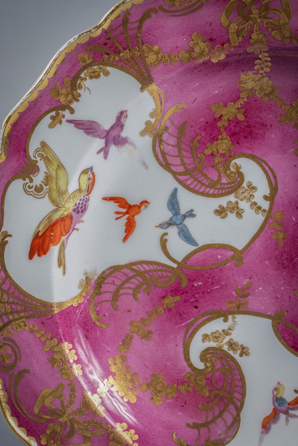 Five English Porcelain Claret Ground Plate, Chelsea, circa 1765 In Good Condition For Sale In New York, NY