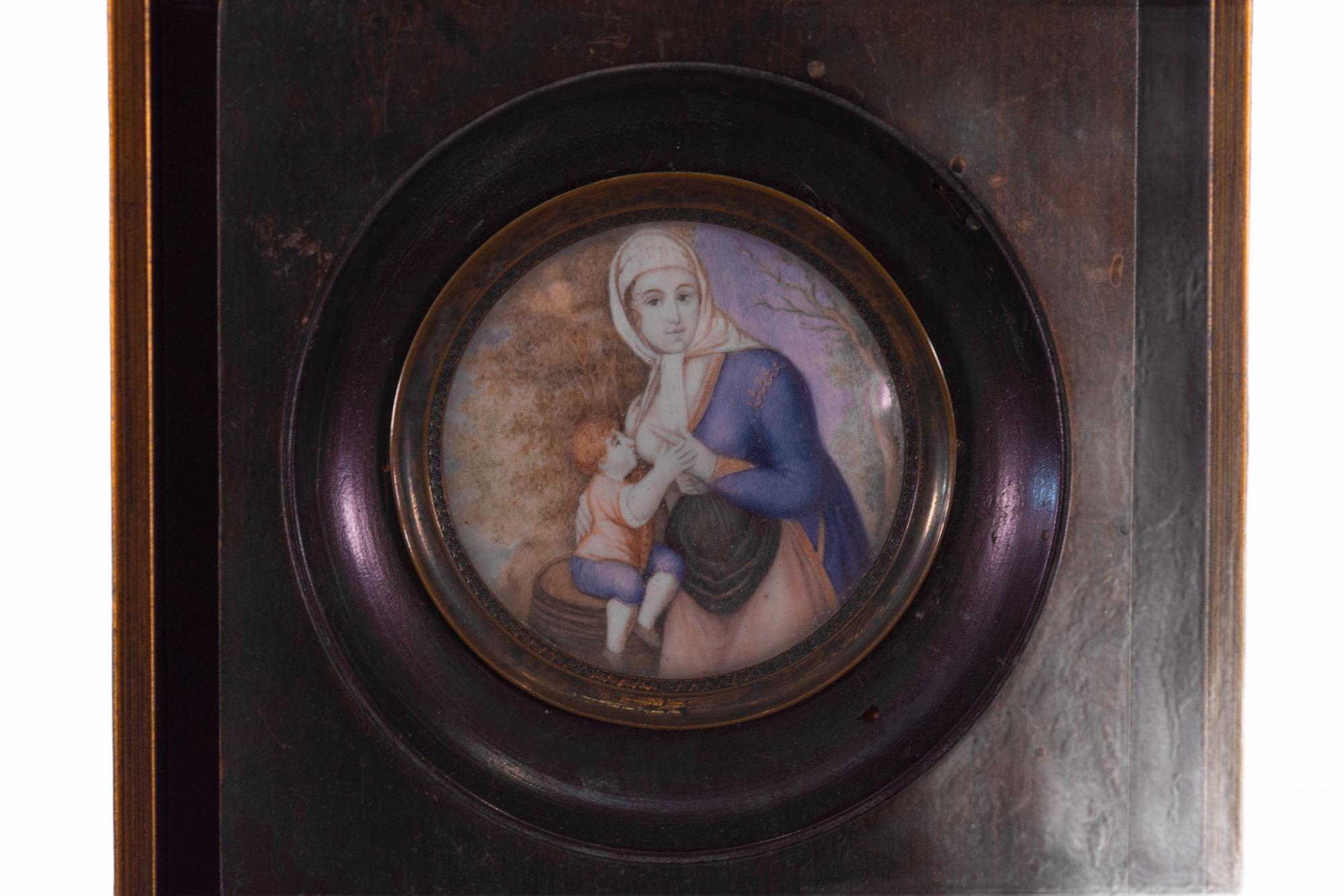 Un groupe de cinq peintures européennes représentant la Vierge Marie sur un os blanc. Chaque pièce est montée sur un panneau noir peint à la main et encadrée individuellement avec un cadre doré. Le groupe est monté sur un panneau en Lucite, et