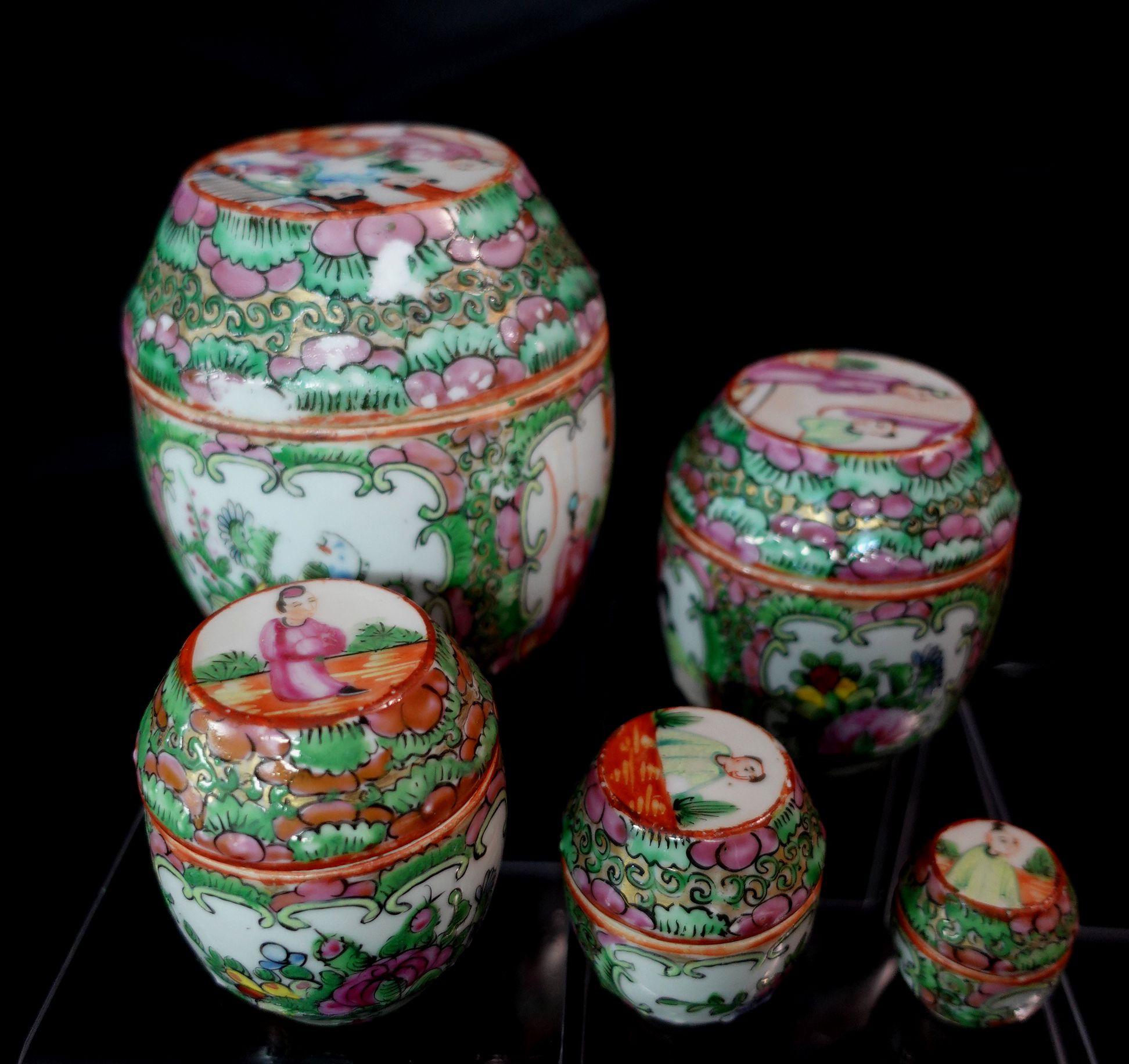 Five Famille Rose Export Porcelain Barrel-Form Covered Boxes, Early 19th Century For Sale 10