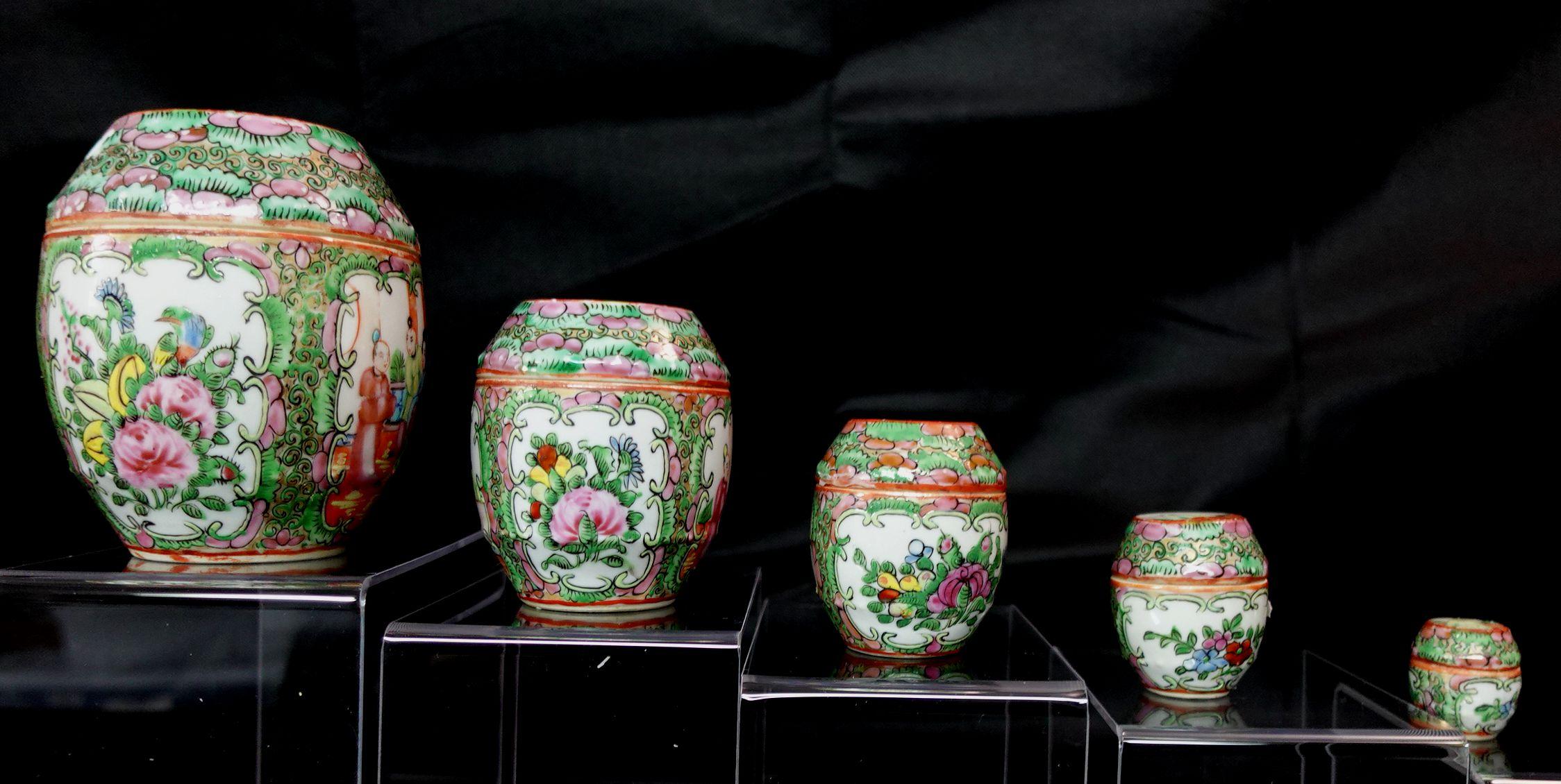 Chinese Five Famille Rose Export Porcelain Barrel-Form Covered Boxes, Early 19th Century For Sale