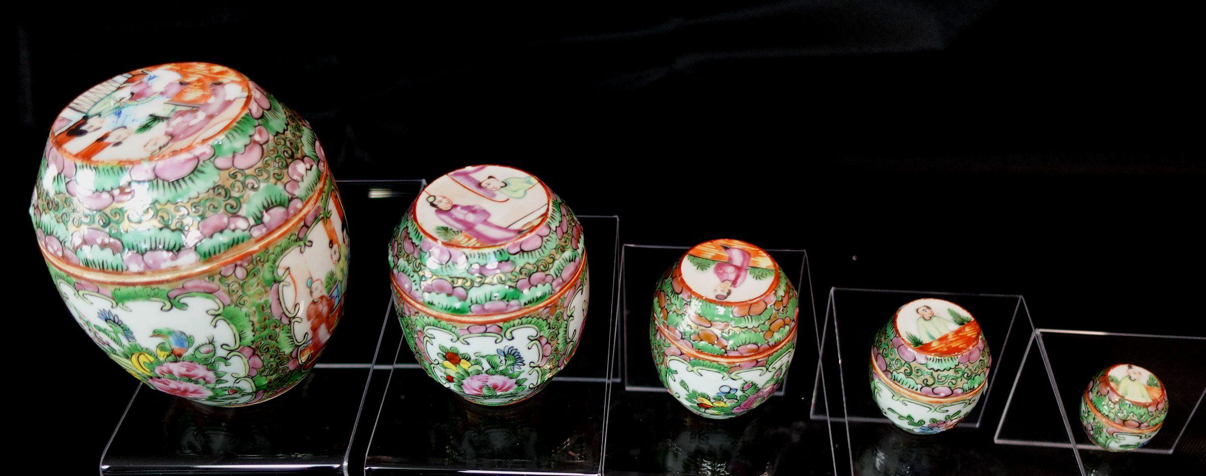 Hand-Painted Five Famille Rose Export Porcelain Barrel-Form Covered Boxes, Early 19th Century For Sale