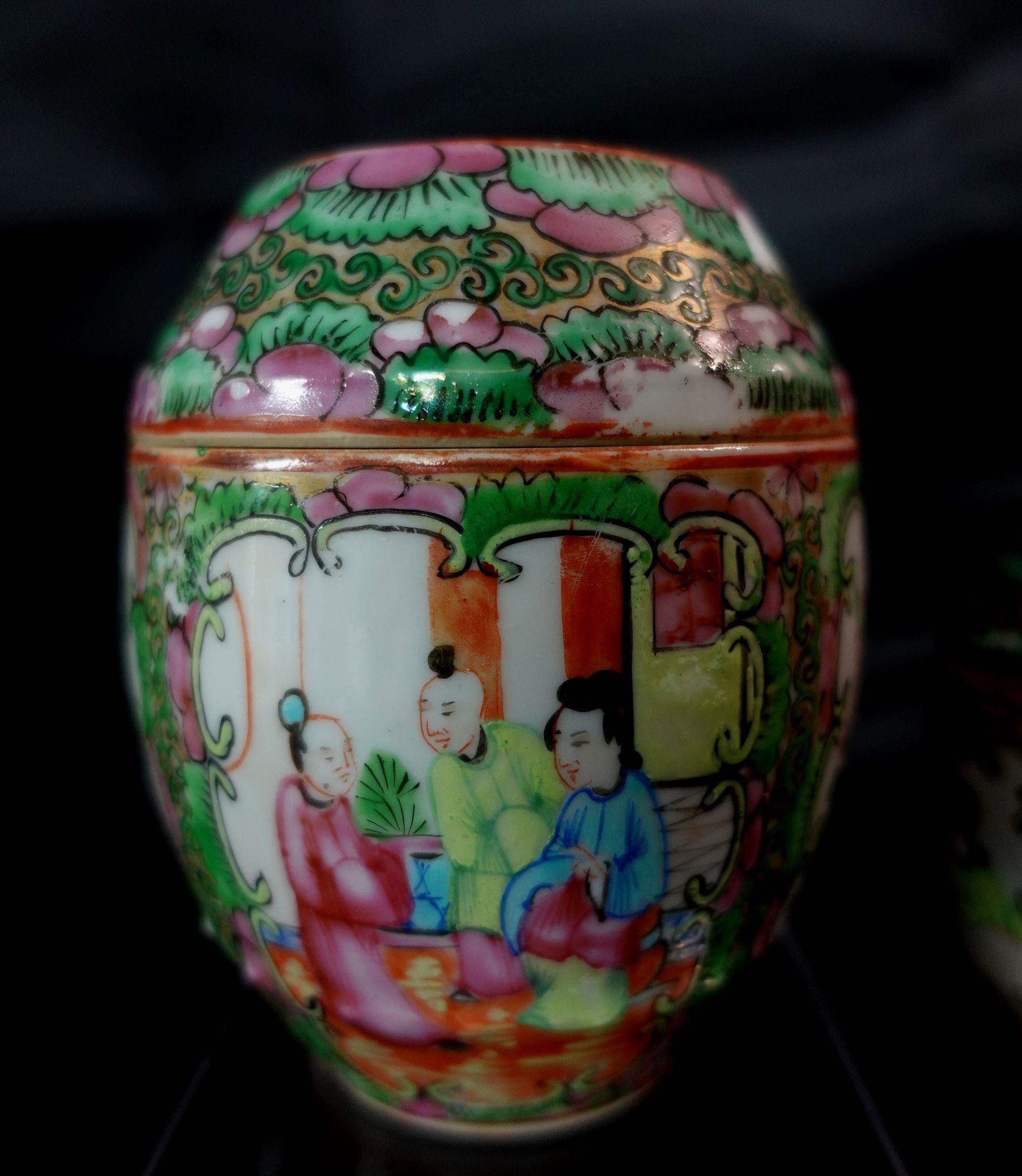 Five Famille Rose Export Porcelain Barrel-Form Covered Boxes, Early 19th Century In Good Condition For Sale In Norton, MA