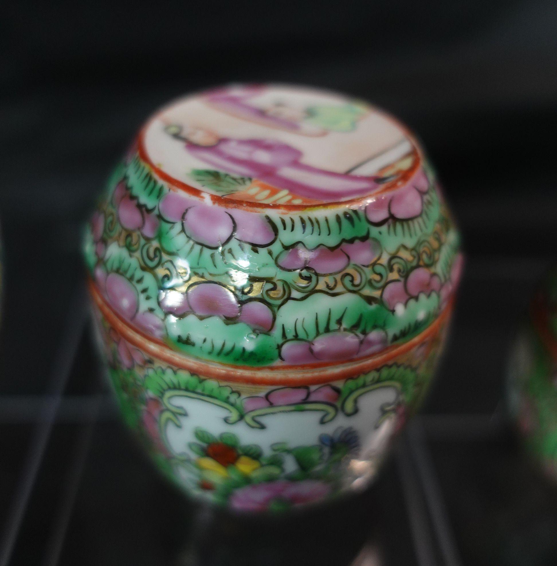 Five Famille Rose Export Porcelain Barrel-Form Covered Boxes, Early 19th Century For Sale 3