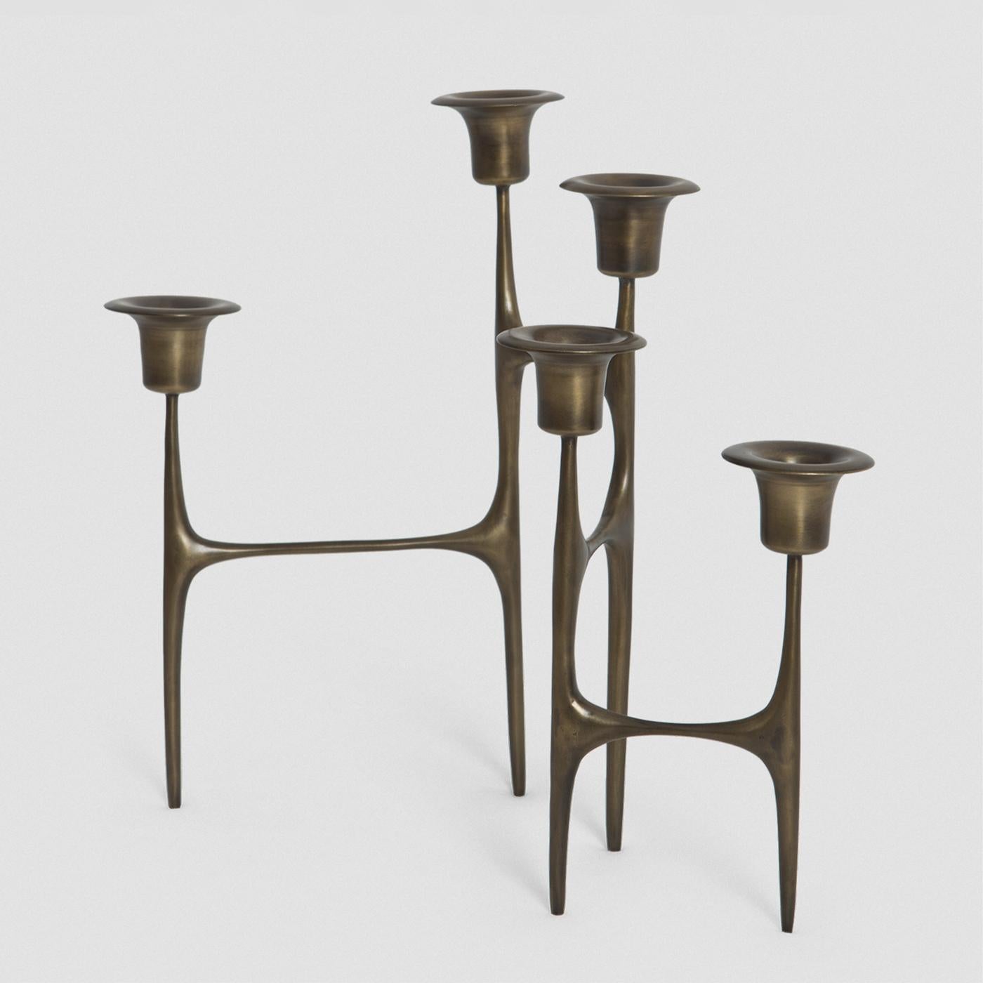 Candleholder five flames with structure in solid
brass in antique finish. For 5 candlesticks (candle
not included).