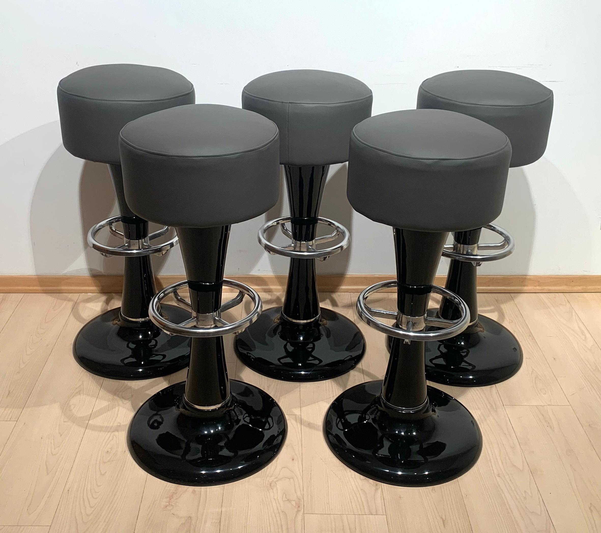 Taburetes de bar vintage de metal, lacado negro, cromado, cuero gris, Francia, años 50 Galvanizado en venta