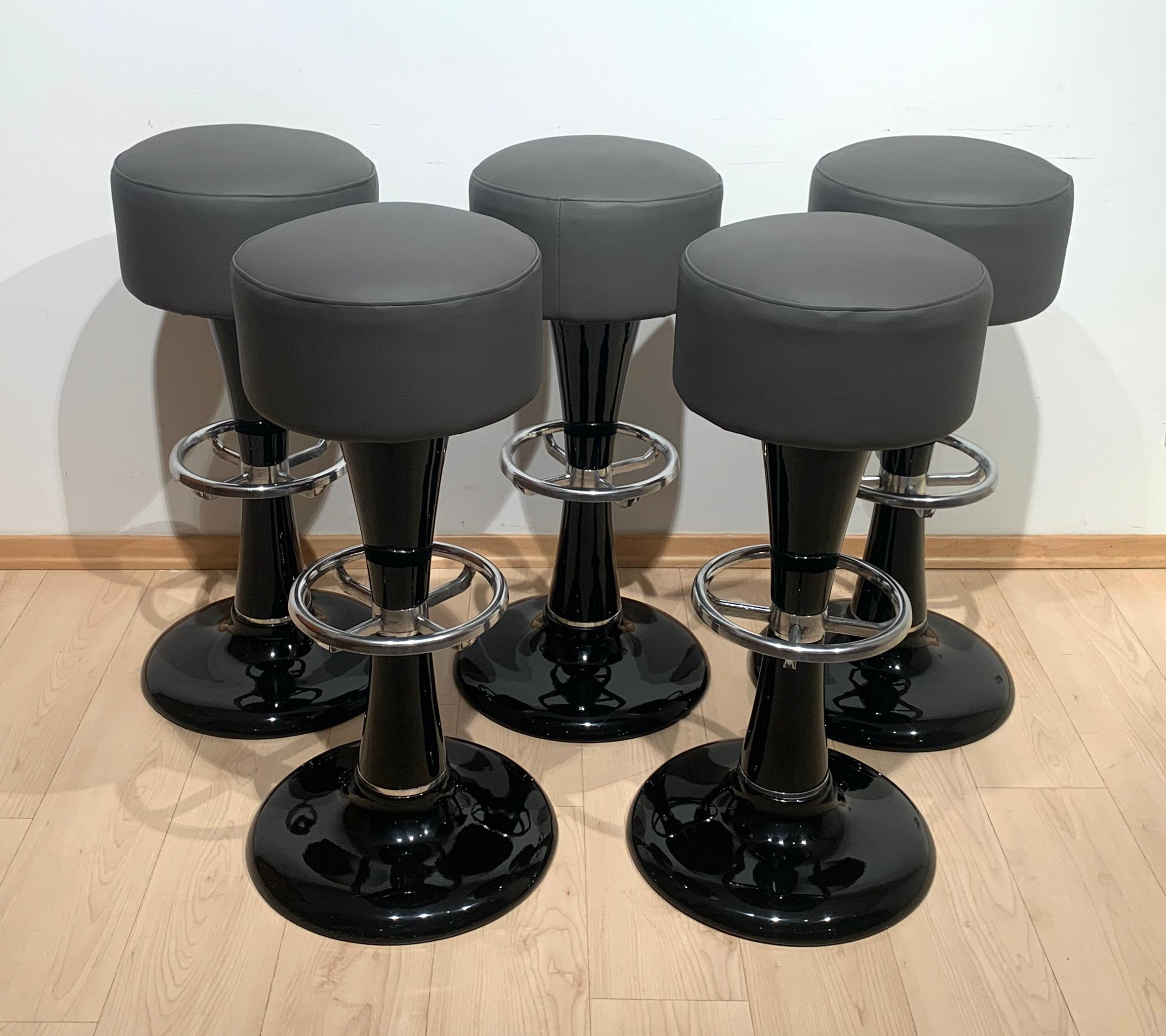 Français Tabourets de bar métallique, laque noire, chrome, cuir gris, France, années 1950 en vente