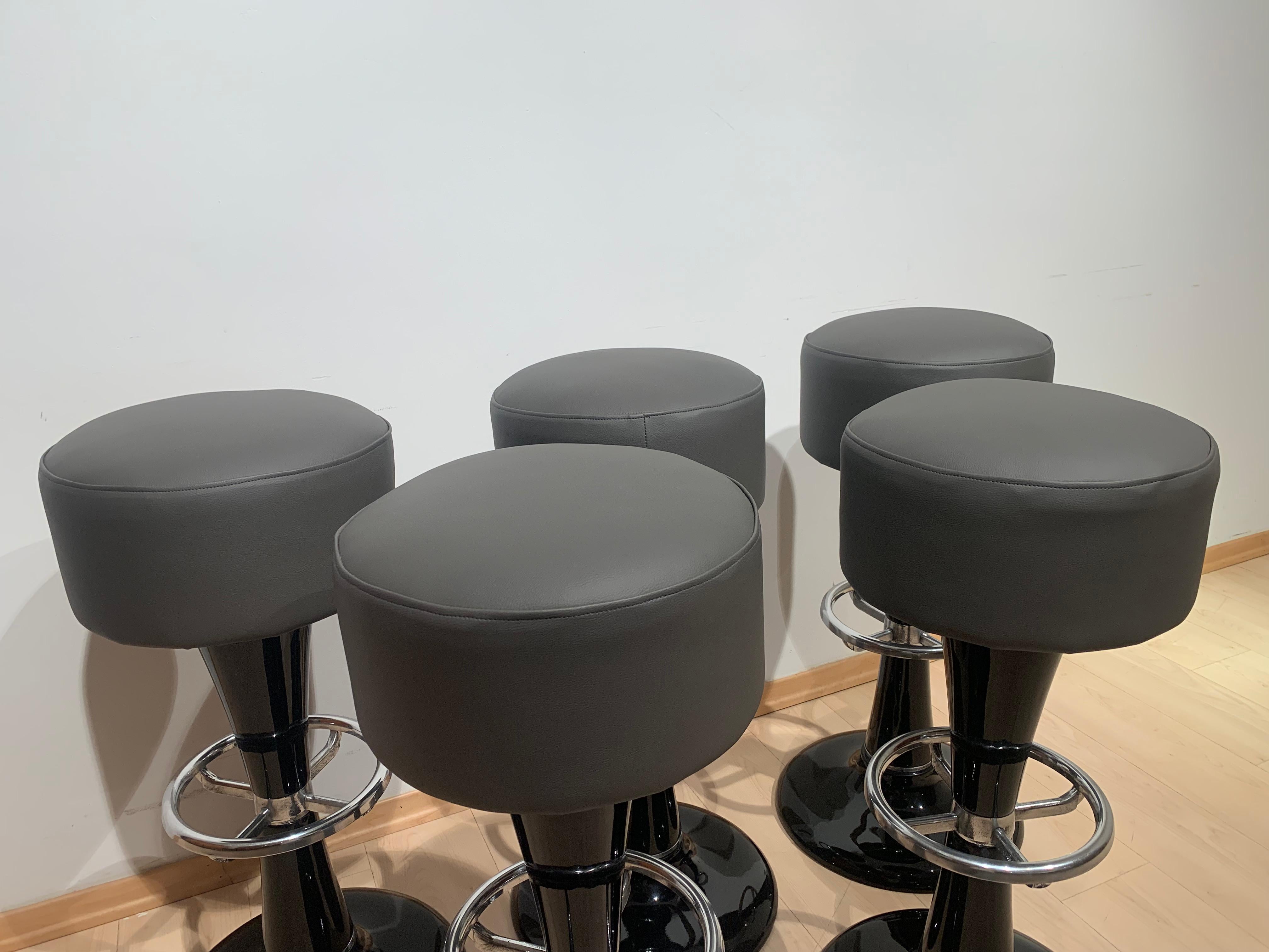 Mid-Century Modern Metal Barstools, Black Lacquer, Chrome, Grey Leather, France, 1950s For Sale