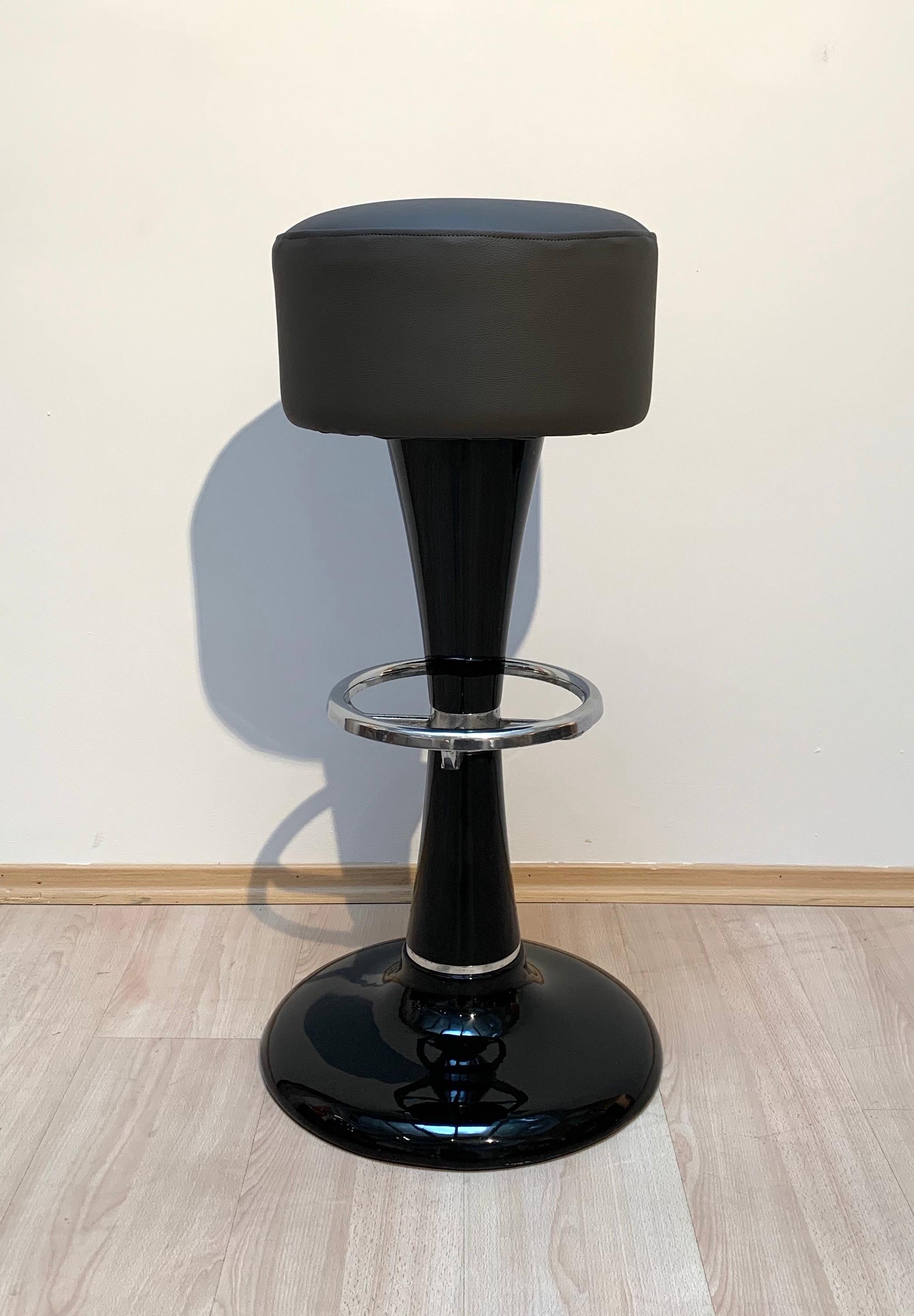 Metal Barstools, Black Lacquer, Chrome, Grey Leather, France, 1950s In Good Condition For Sale In Regensburg, DE